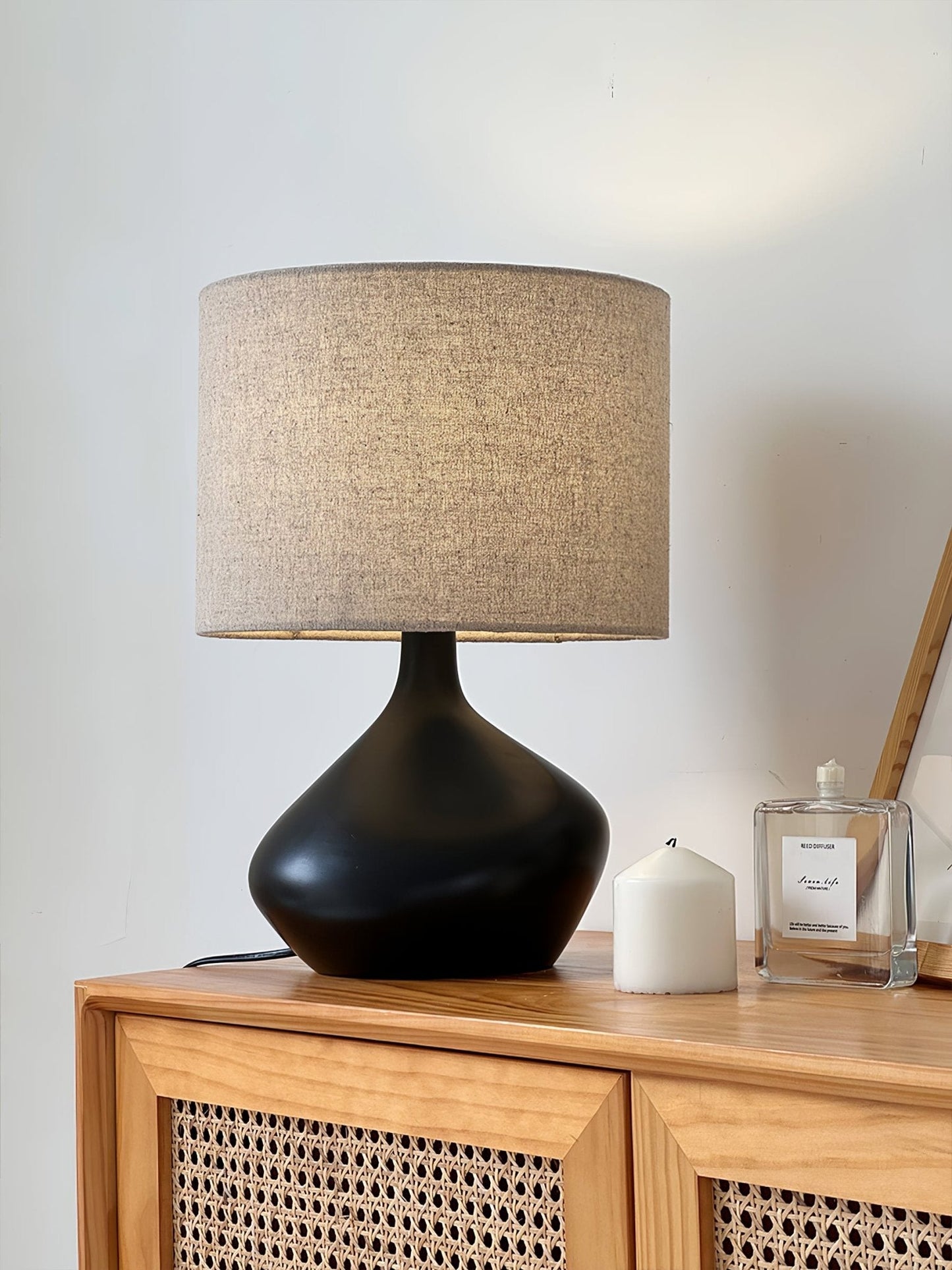 Lumea Table Lamp | Ceramic | White/Black
