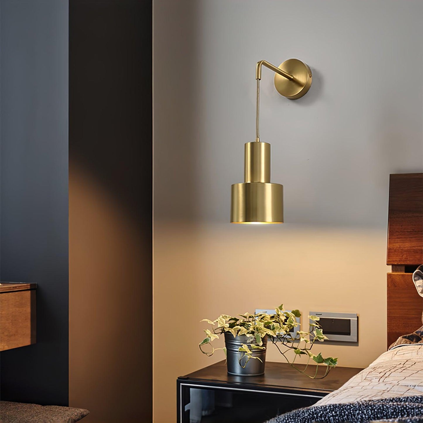 Arne Wall Light | Metal & Brass | Gold & Black