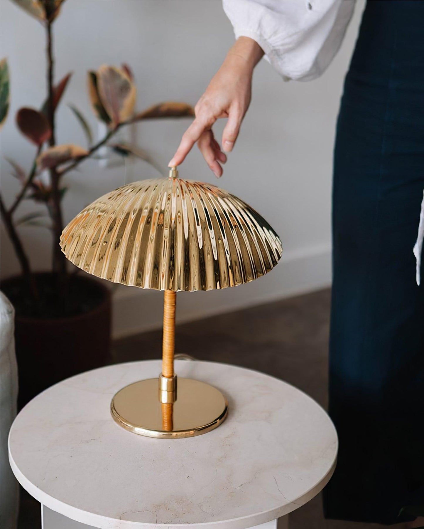 Brass Shell Table Lamp | Brass | Silver