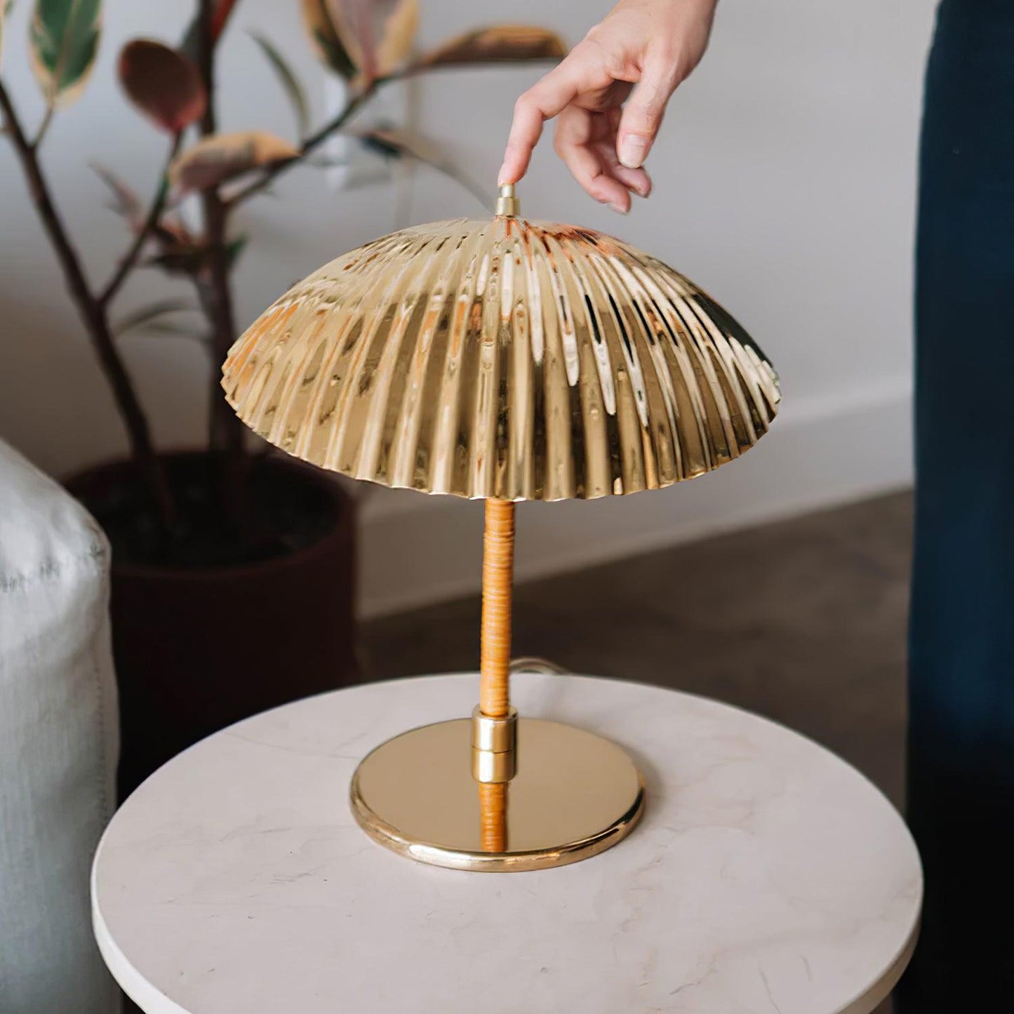 Brass Shell Table Lamp | Brass | Silver