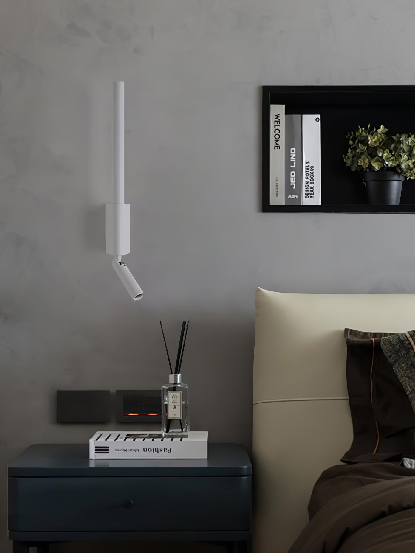 Canut LED Wall Light | Metal | Black and White