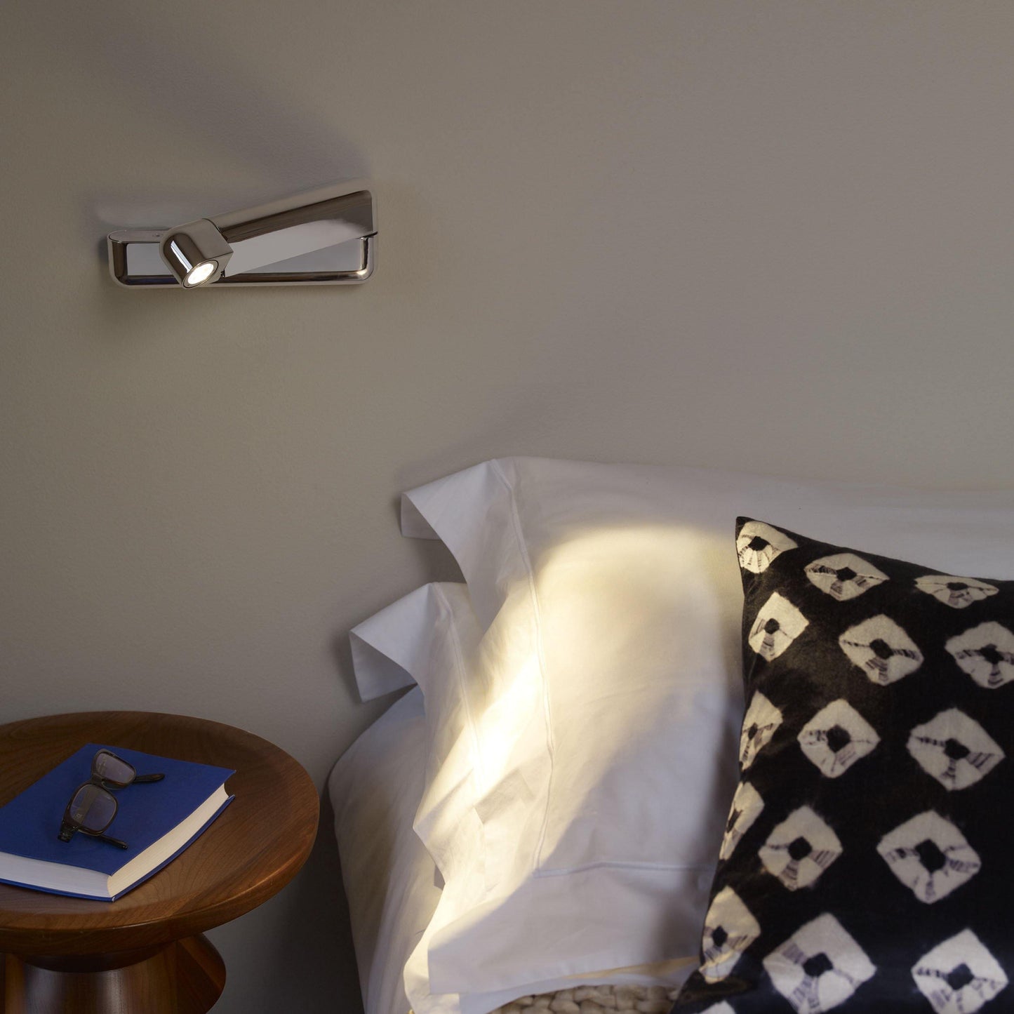 Modern LED Bedside Wall Lamp | Metal | Black or Nickel