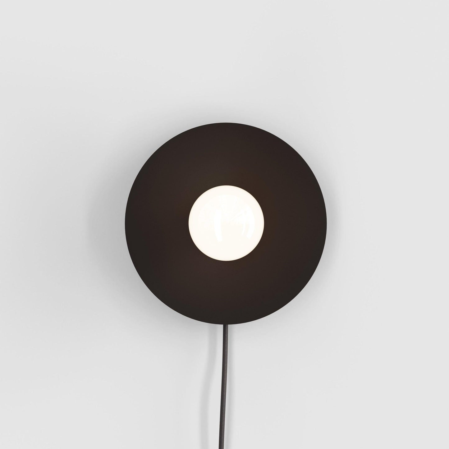 Dot Wall Lamp | Brass & Metal | Black, White, Brass Finish