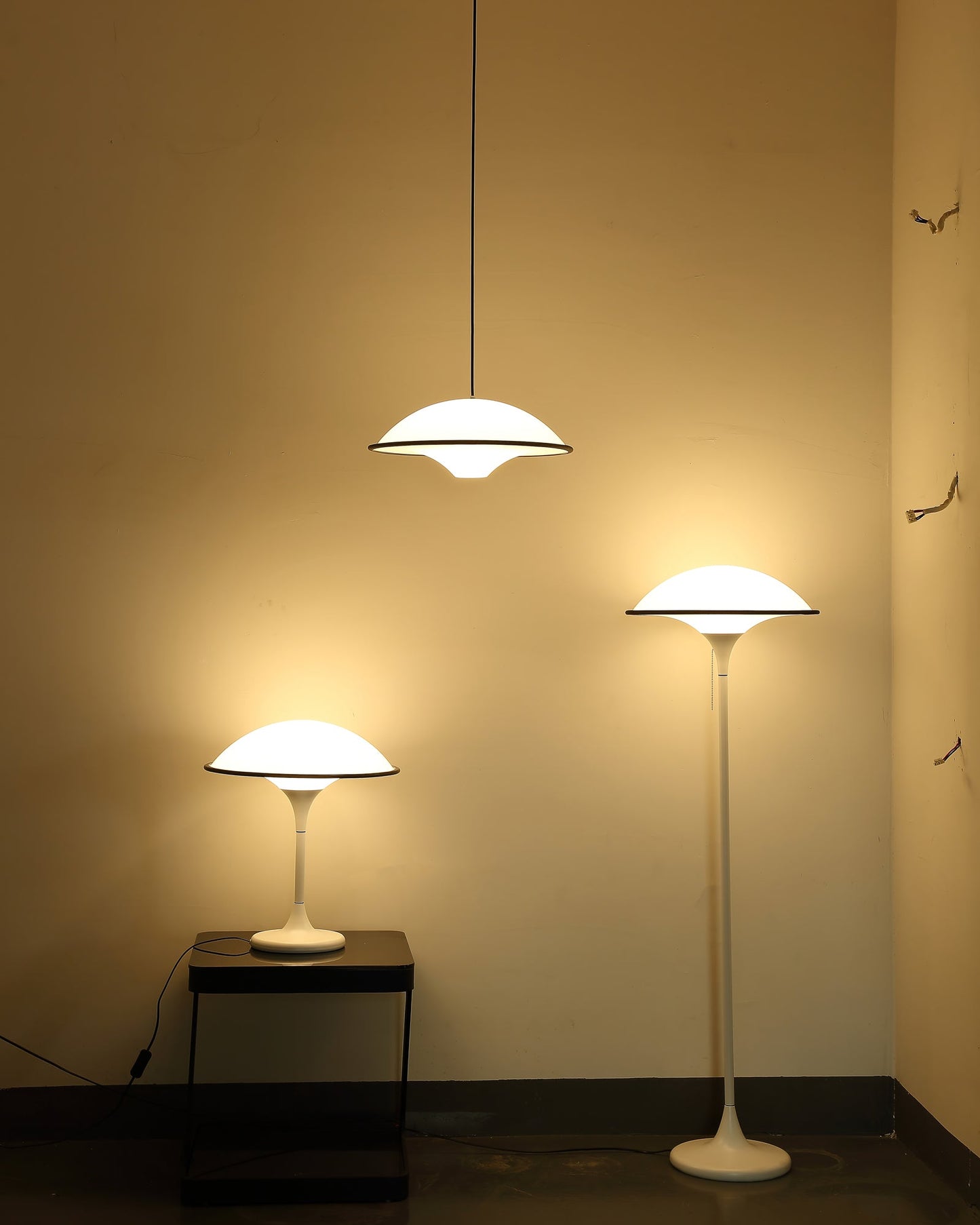 Fontana Table Lamp | Metal and Acrylic | Black or White