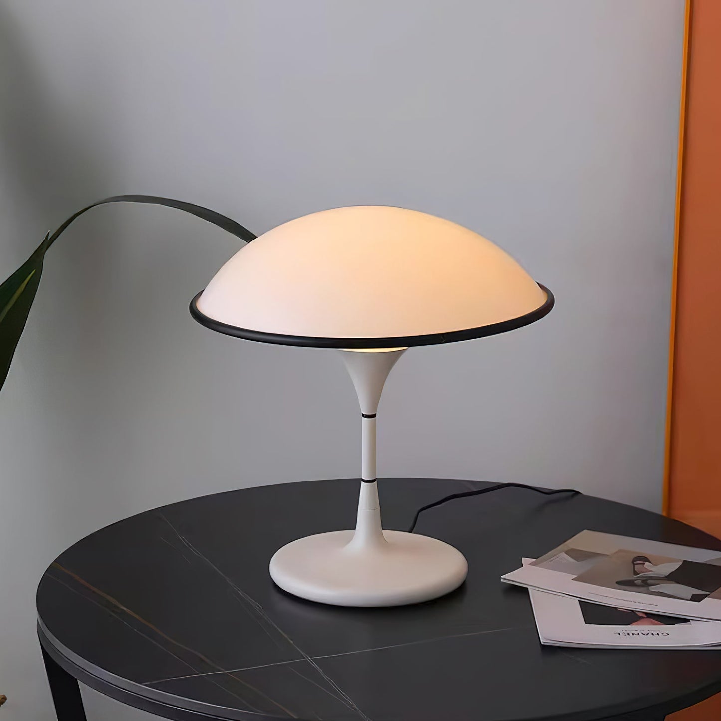 Fontana Table Lamp | Metal and Acrylic | Black or White