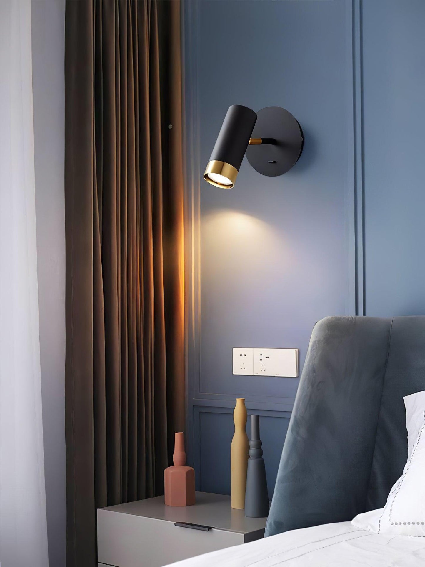 Karpo Wall Lamp | Metal | Black and White