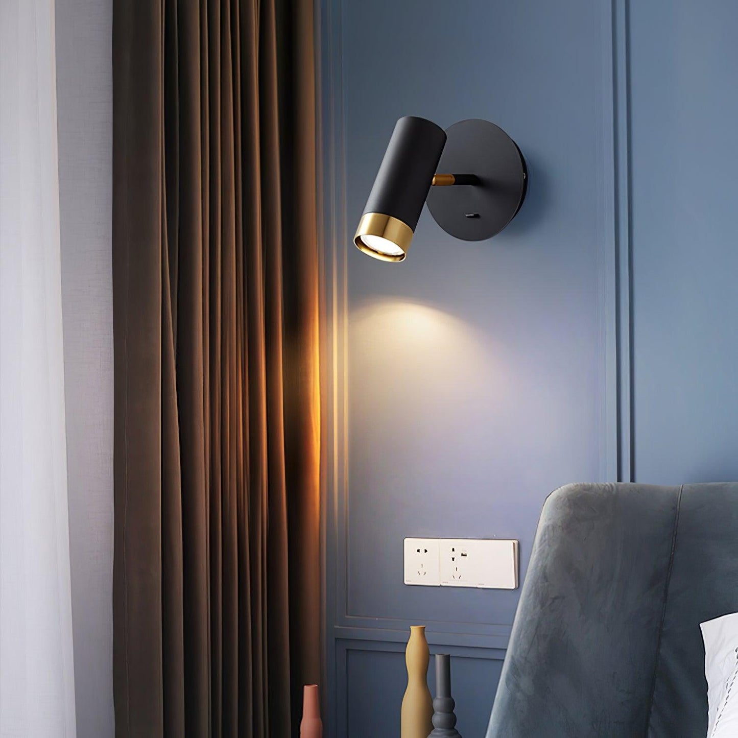 Karpo Wall Lamp | Metal | Black and White
