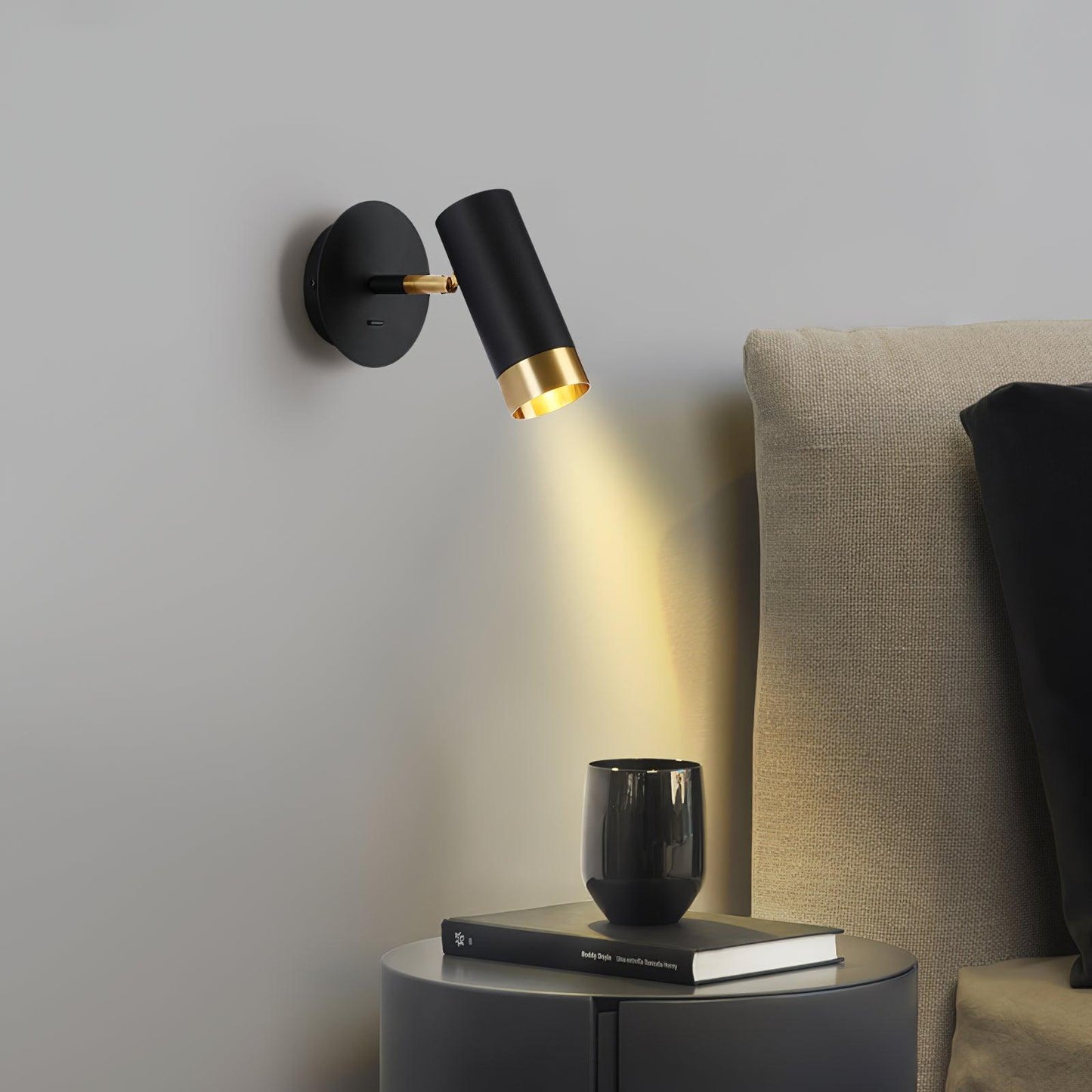 Karpo Wall Lamp | Metal | Black and White