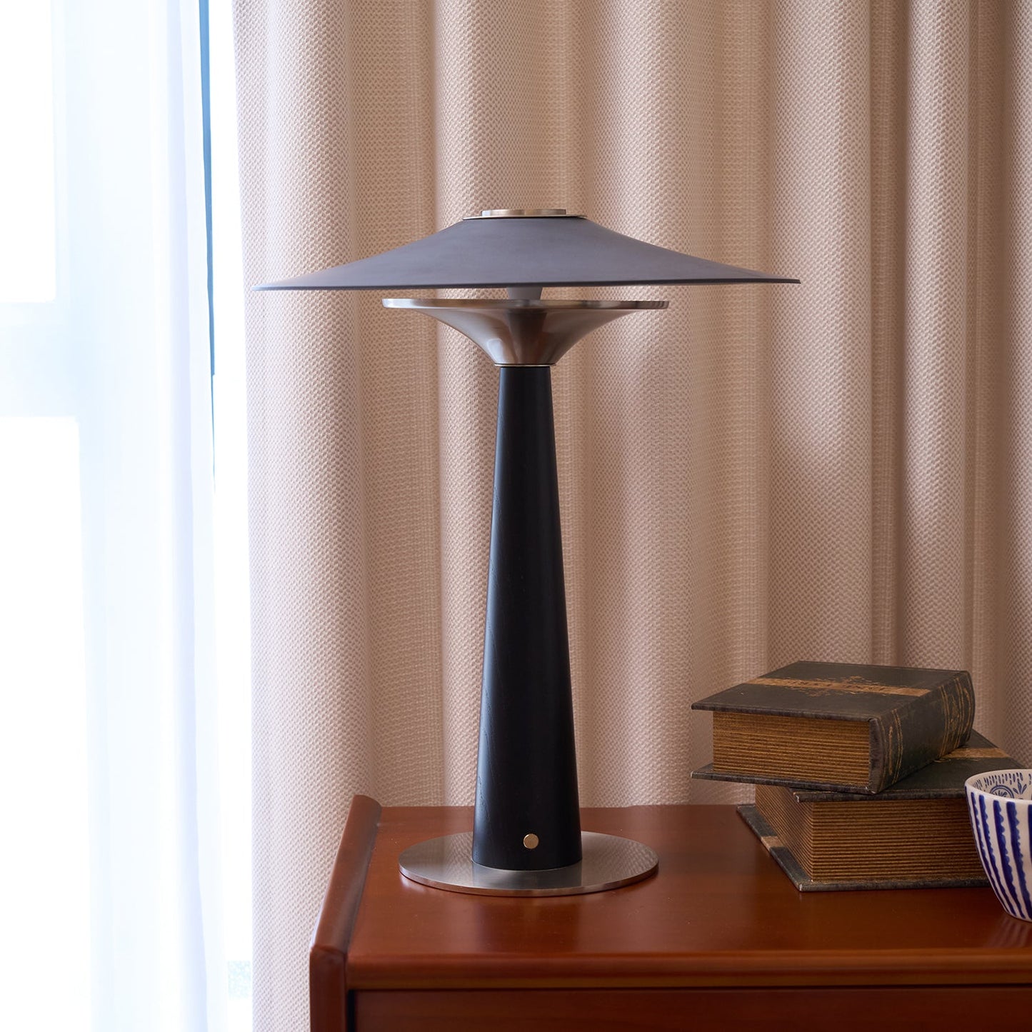 Kizu Peak Table Lamp | Minimalist Design | Black, Nickel