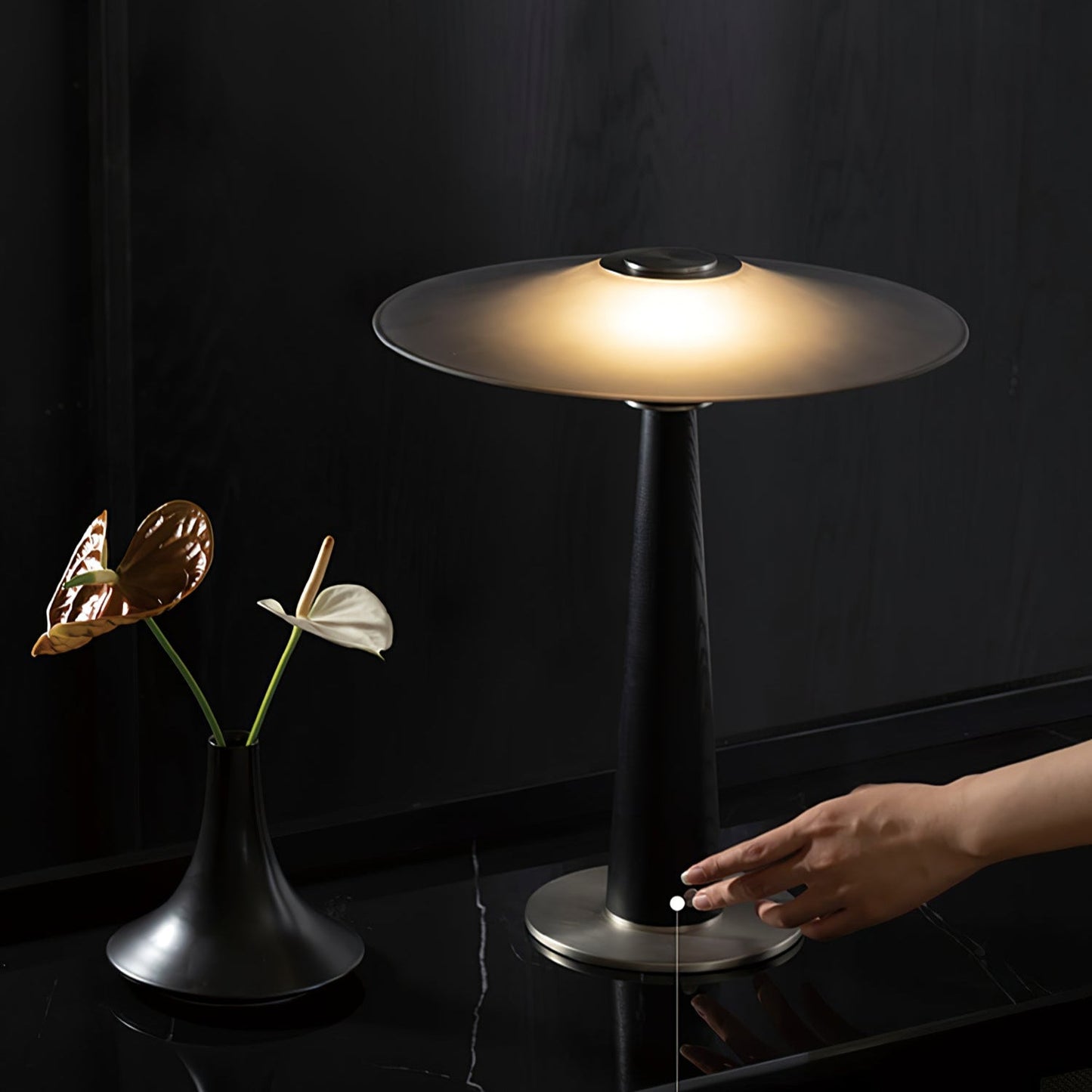 Kizu Peak Table Lamp | Minimalist Design | Black, Nickel