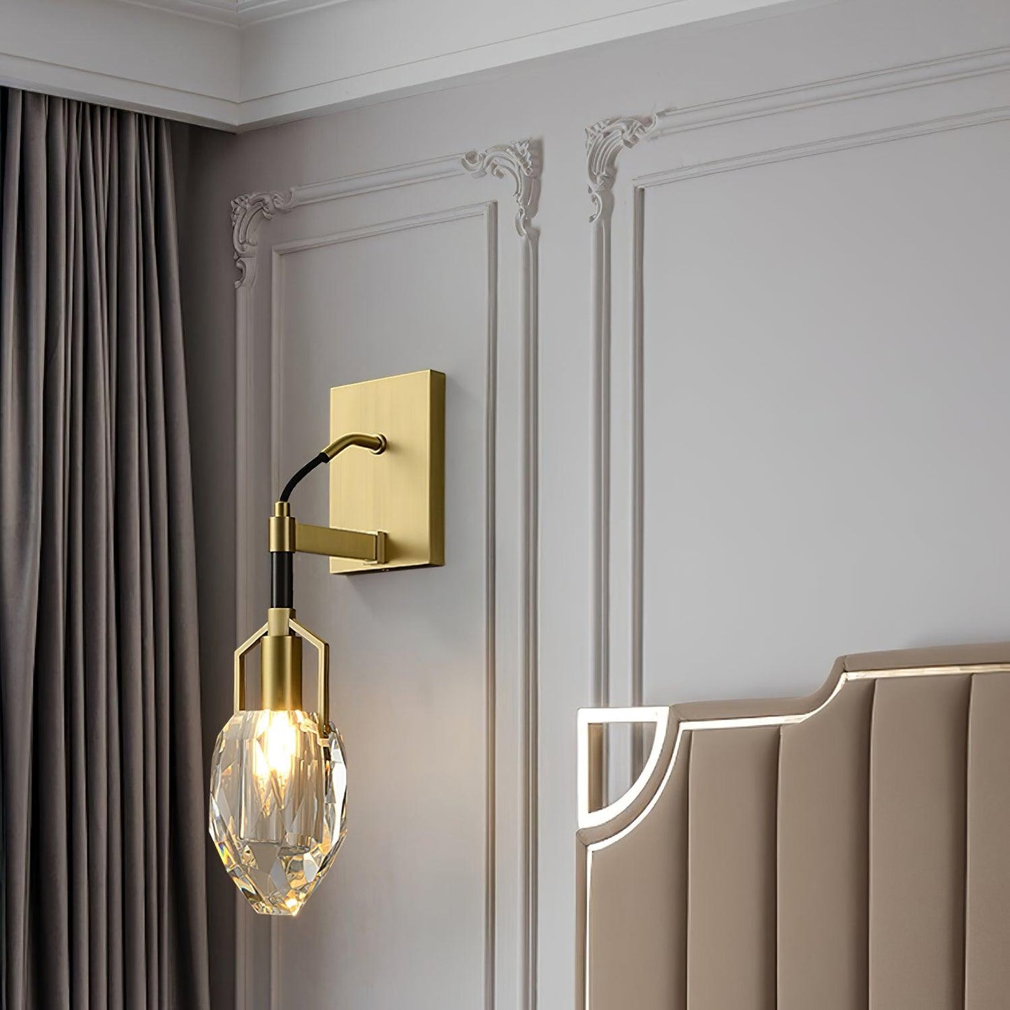 Lavilla Wall Lamp | Crystal | Brass, Black