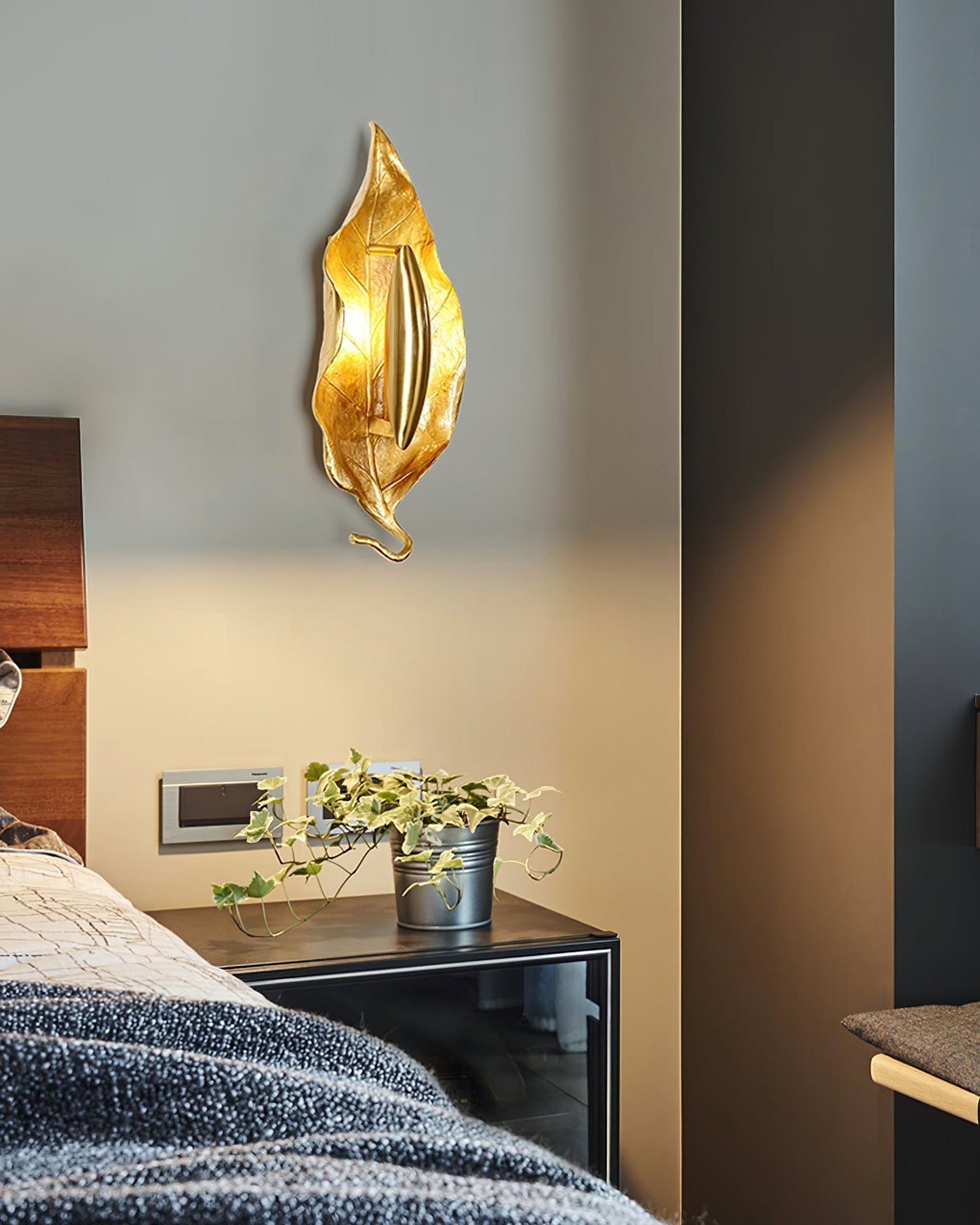 Leaf Brass Wall Lamp | Brass & Iron | Indoor Lighting