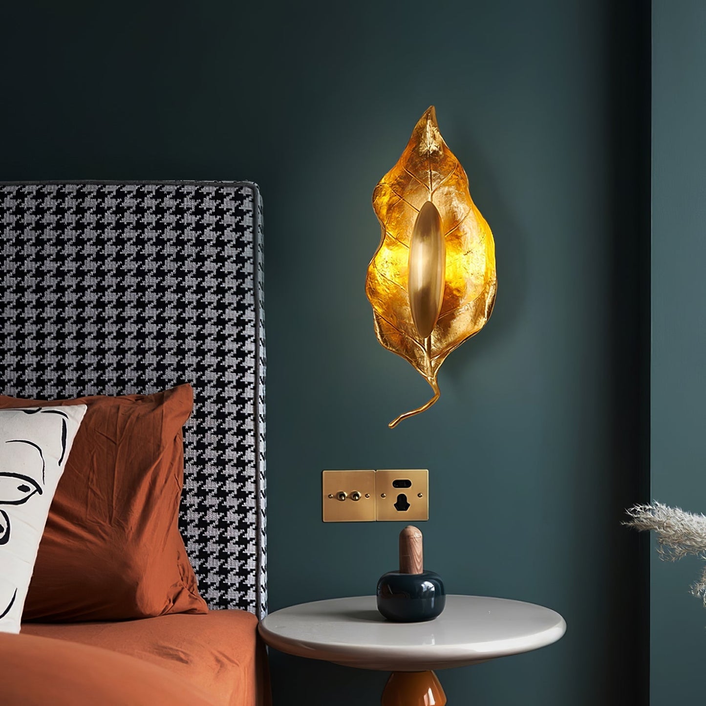 Leaf Brass Wall Lamp | Brass & Iron | Indoor Lighting