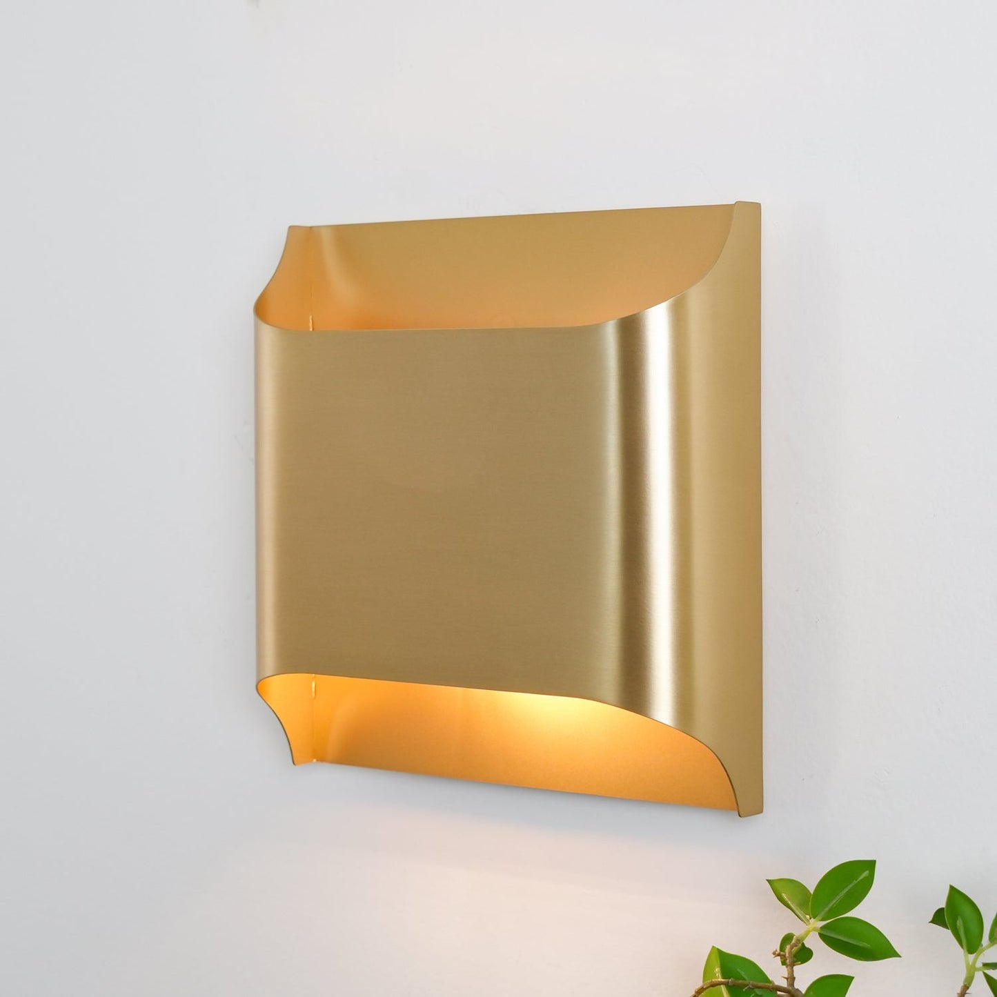 Brass Wall Lamp | Shiny Oil Varnish Finish | 25cm Diameter