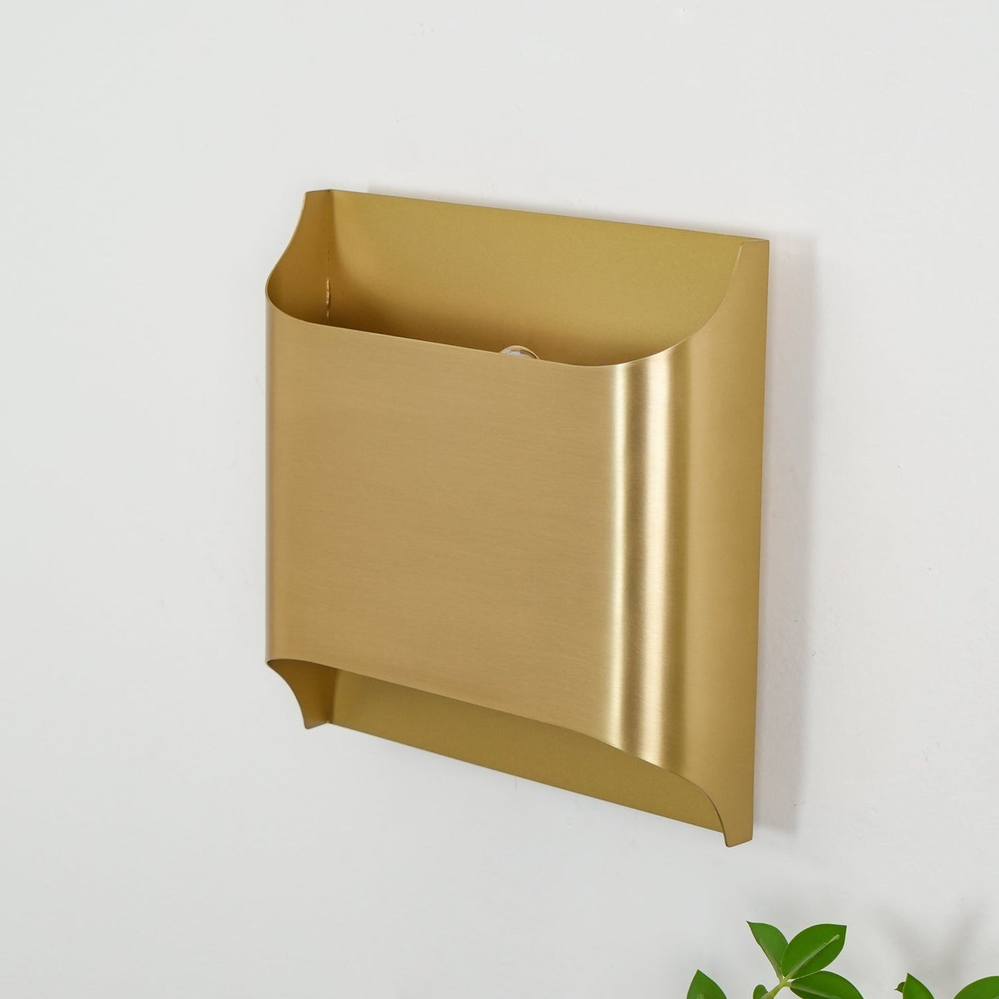 Brass Wall Lamp | Shiny Oil Varnish Finish | 25cm Diameter