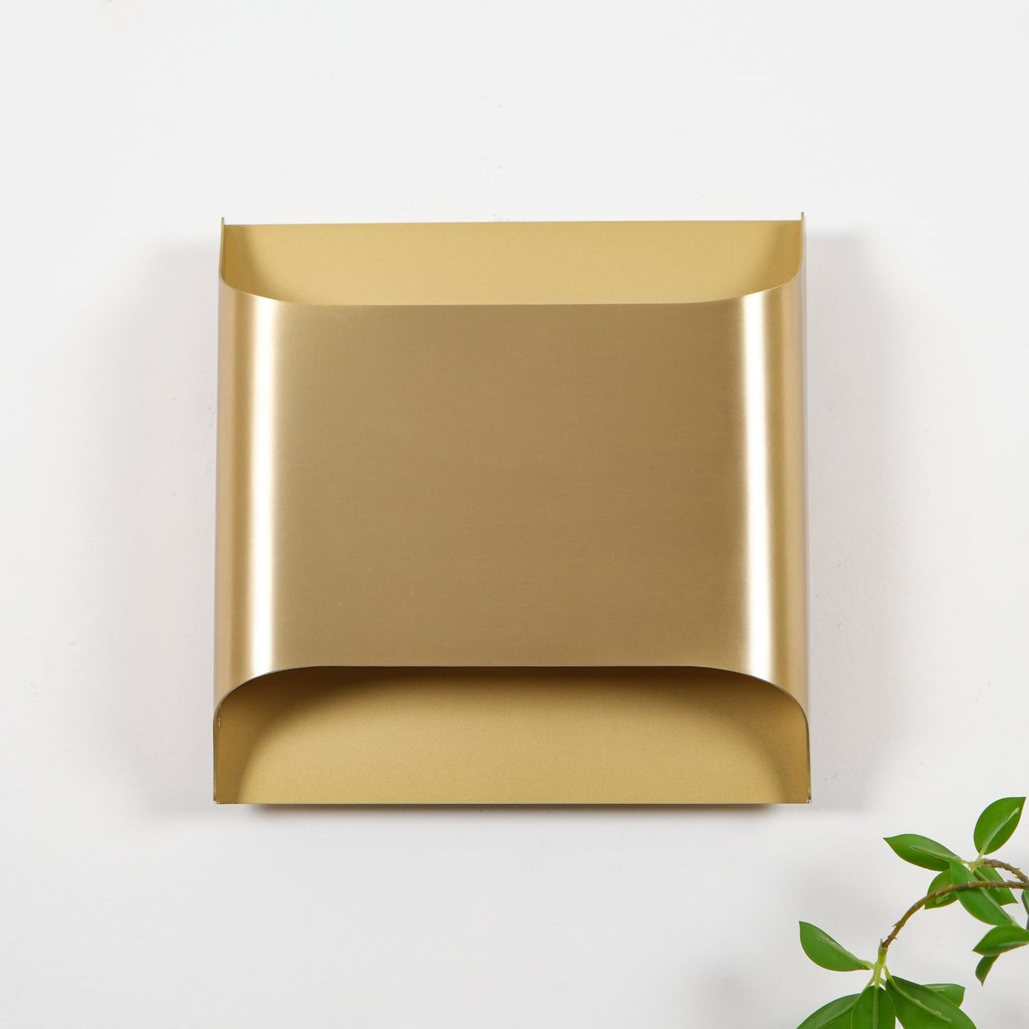 Brass Wall Lamp | Shiny Oil Varnish Finish | 25cm Diameter
