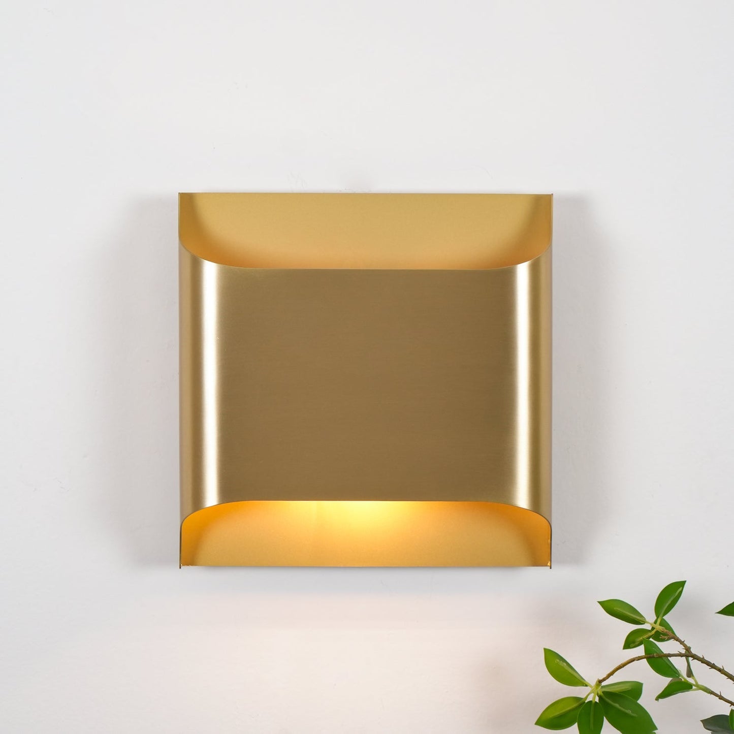Brass Wall Lamp | Shiny Oil Varnish Finish | 25cm Diameter