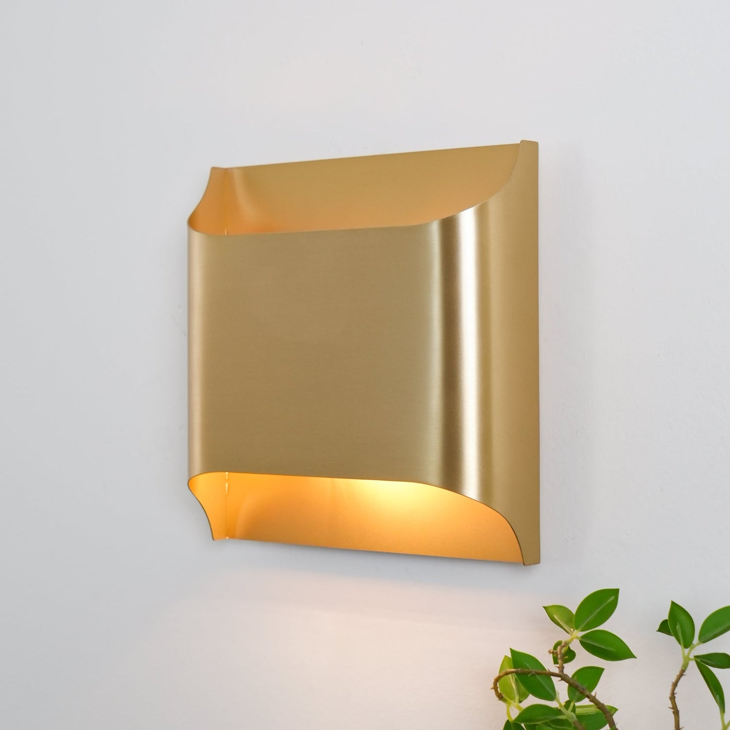 Brass Wall Lamp | Shiny Oil Varnish Finish | 25cm Diameter