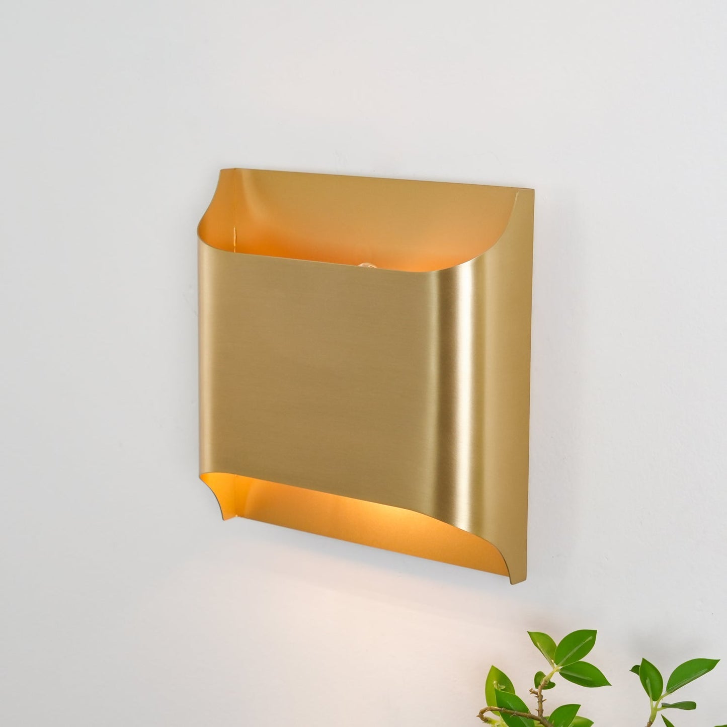 Brass Wall Lamp | Shiny Oil Varnish Finish | 25cm Diameter