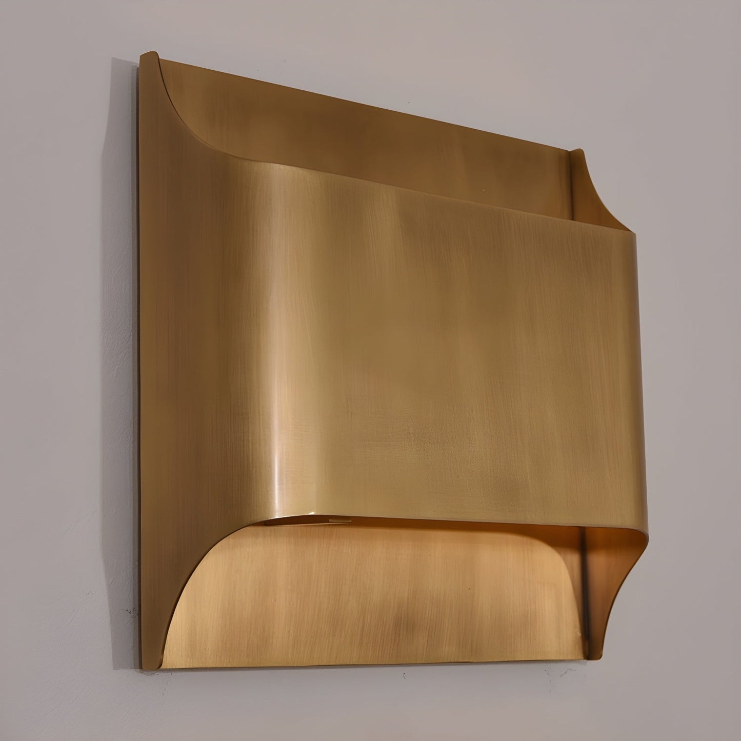 Brass Wall Lamp | Shiny Oil Varnish Finish | 25cm Diameter