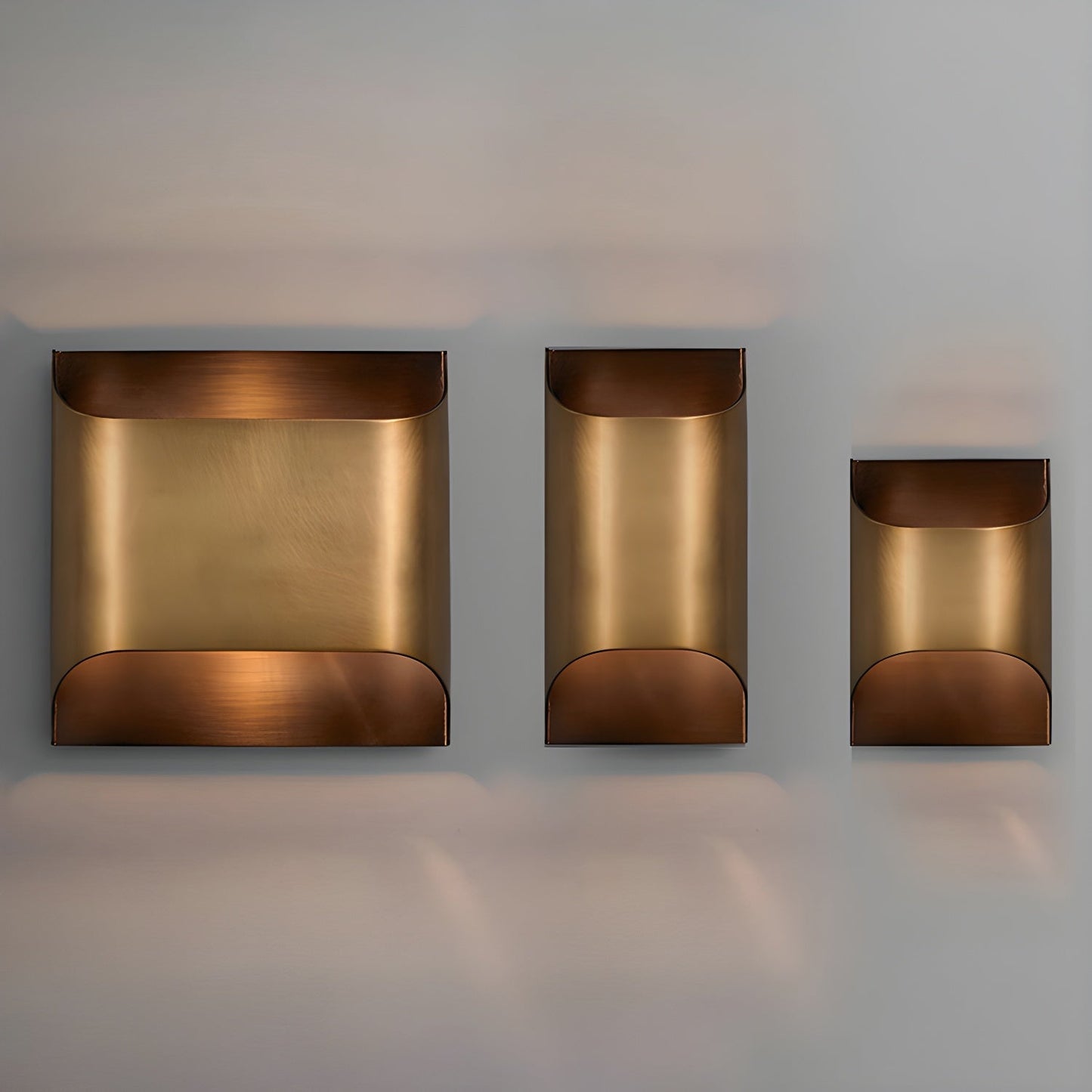 Brass Wall Lamp | Shiny Oil Varnish Finish | 25cm Diameter