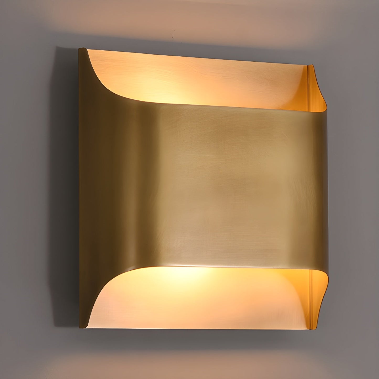 Brass Wall Lamp | Shiny Oil Varnish Finish | 25cm Diameter
