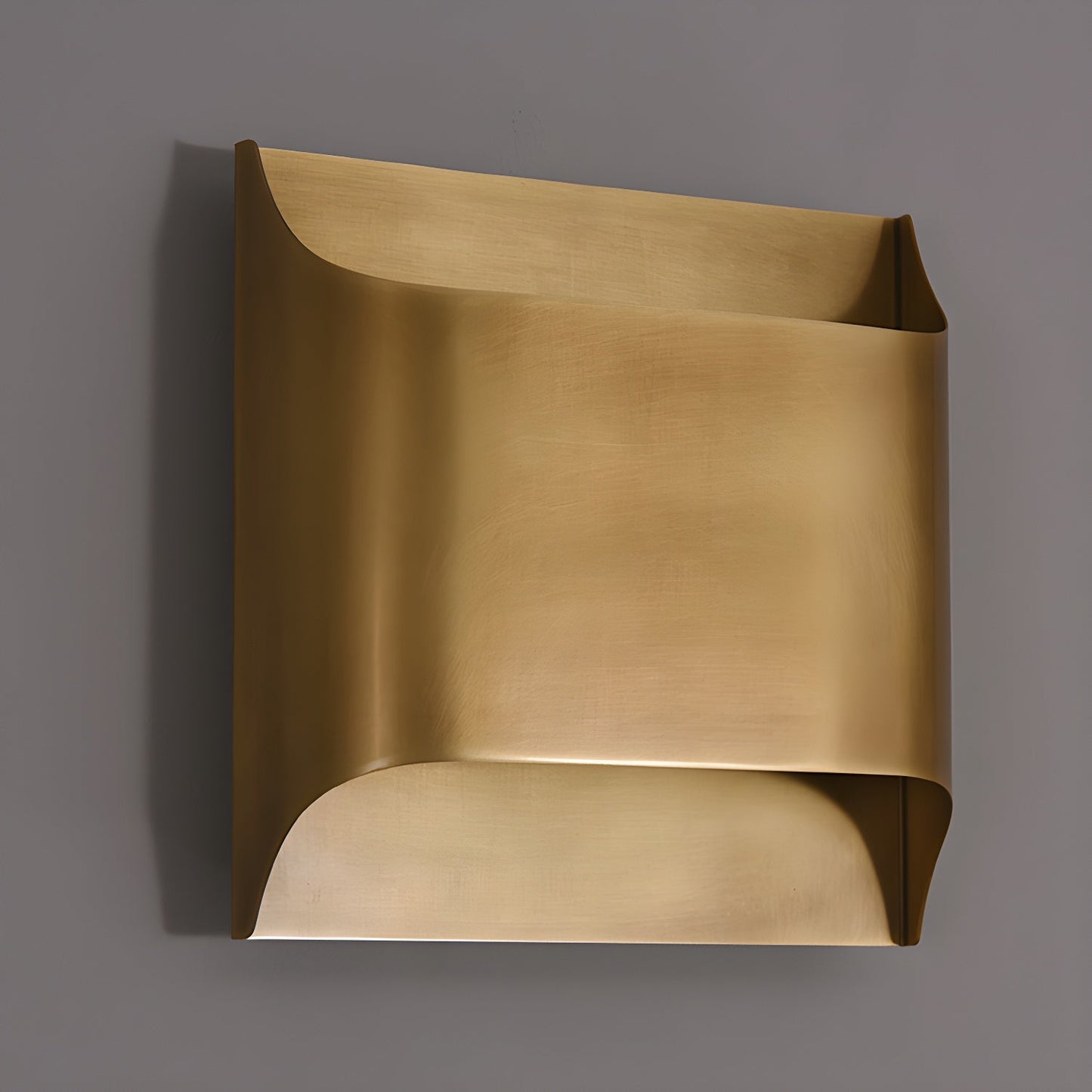 Brass Wall Lamp | Shiny Oil Varnish Finish | 25cm Diameter