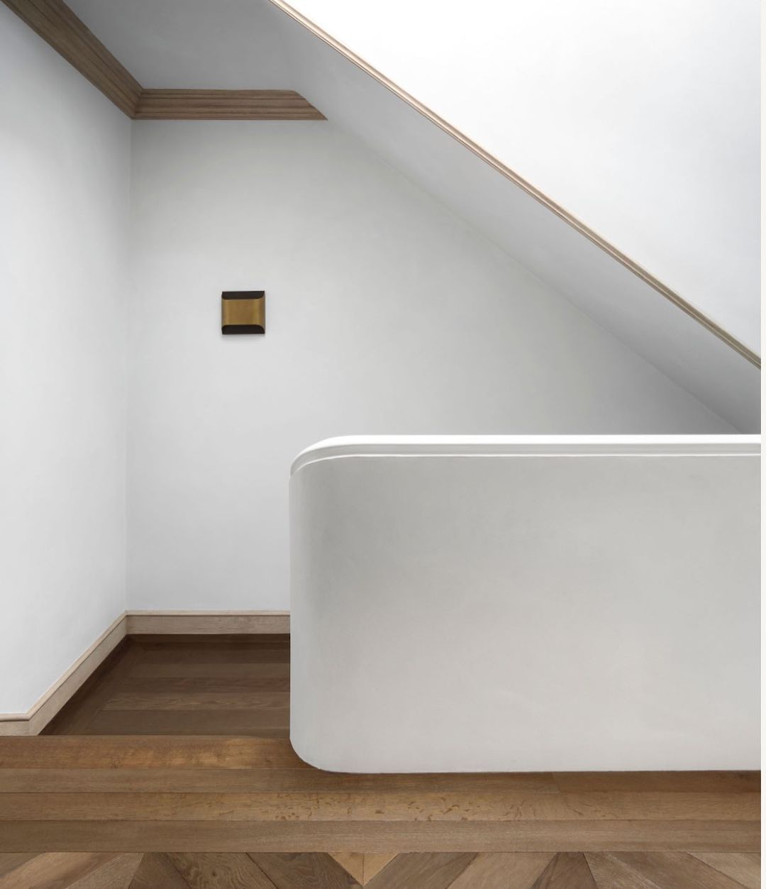 Brass Wall Lamp | Shiny Oil Varnish Finish | 25cm Diameter