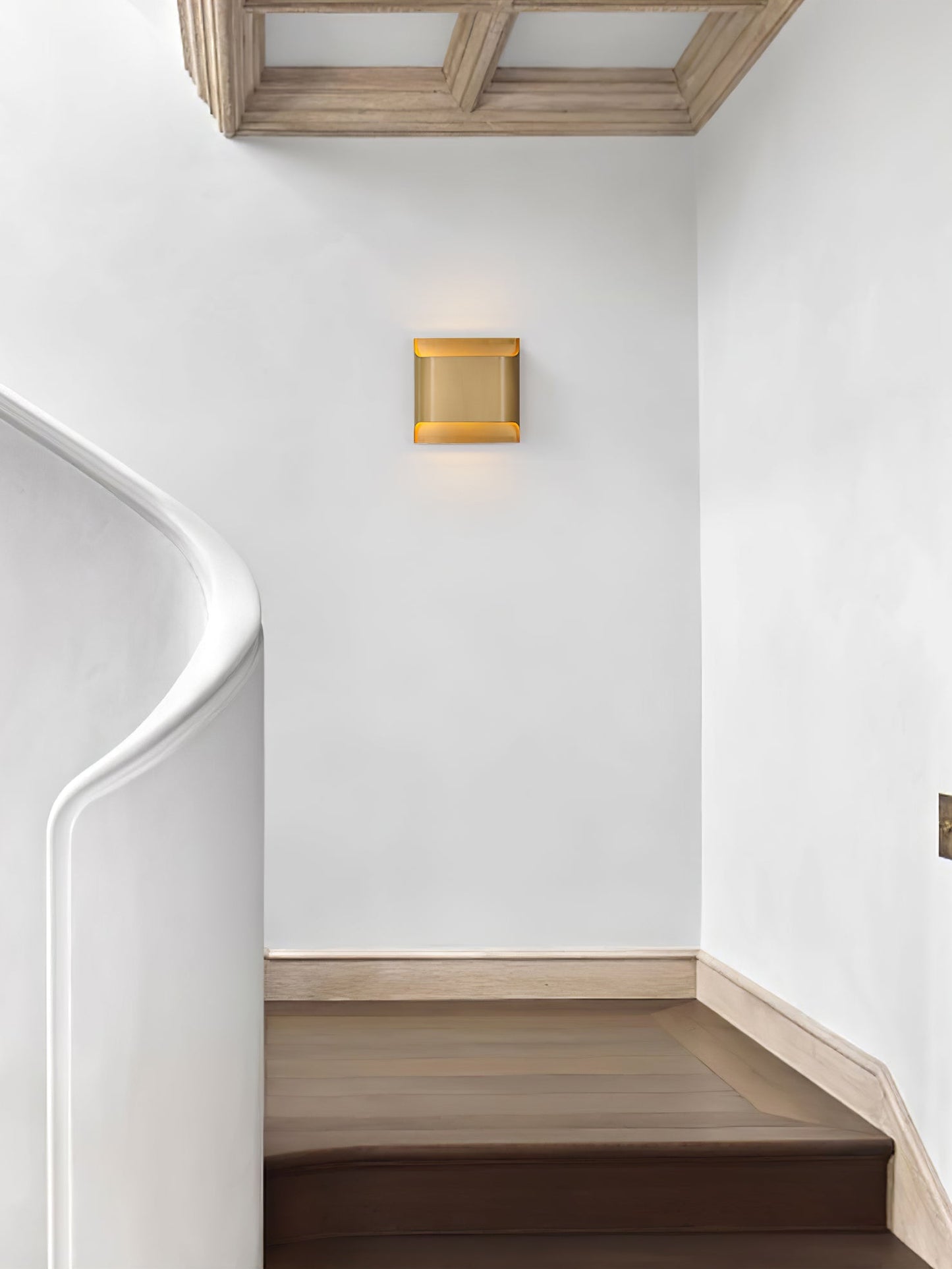 Brass Wall Lamp | Shiny Oil Varnish Finish | 25cm Diameter