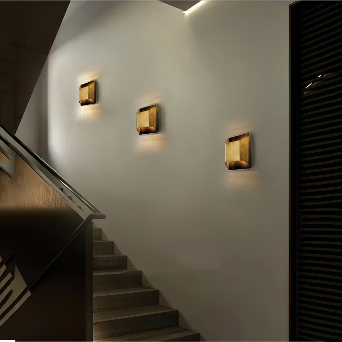 Brass Wall Lamp | Shiny Oil Varnish Finish | 25cm Diameter