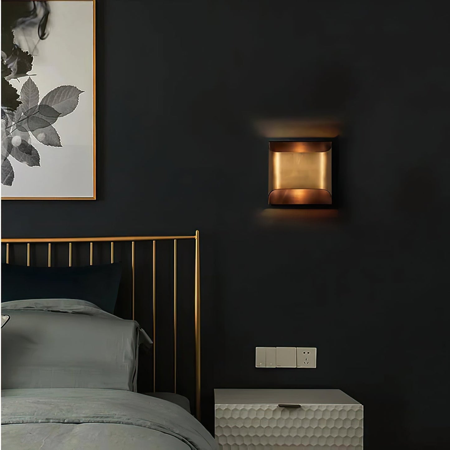 Brass Wall Lamp | Shiny Oil Varnish Finish | 25cm Diameter