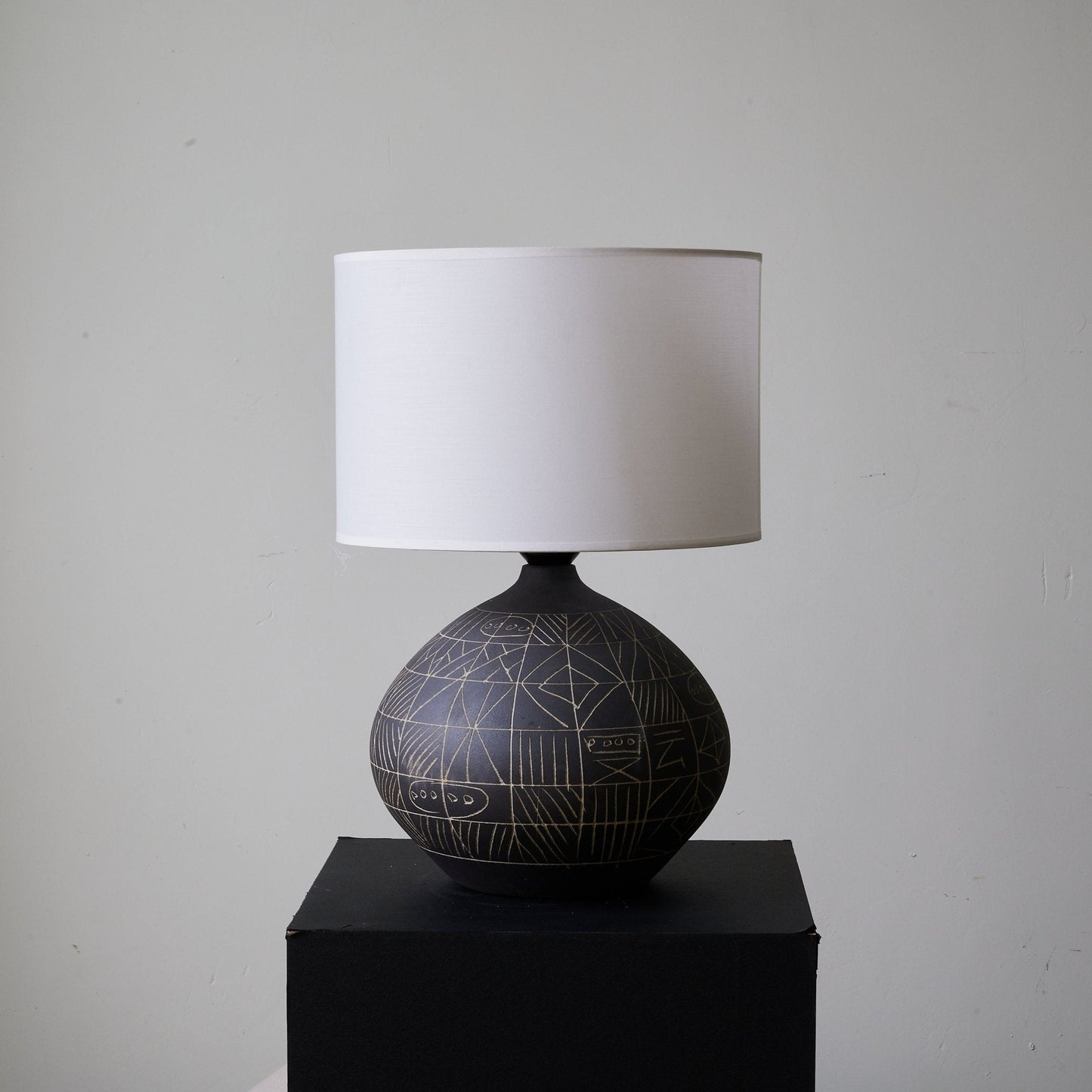 Lunari Etch Table Lamp | Ceramic Base | Black