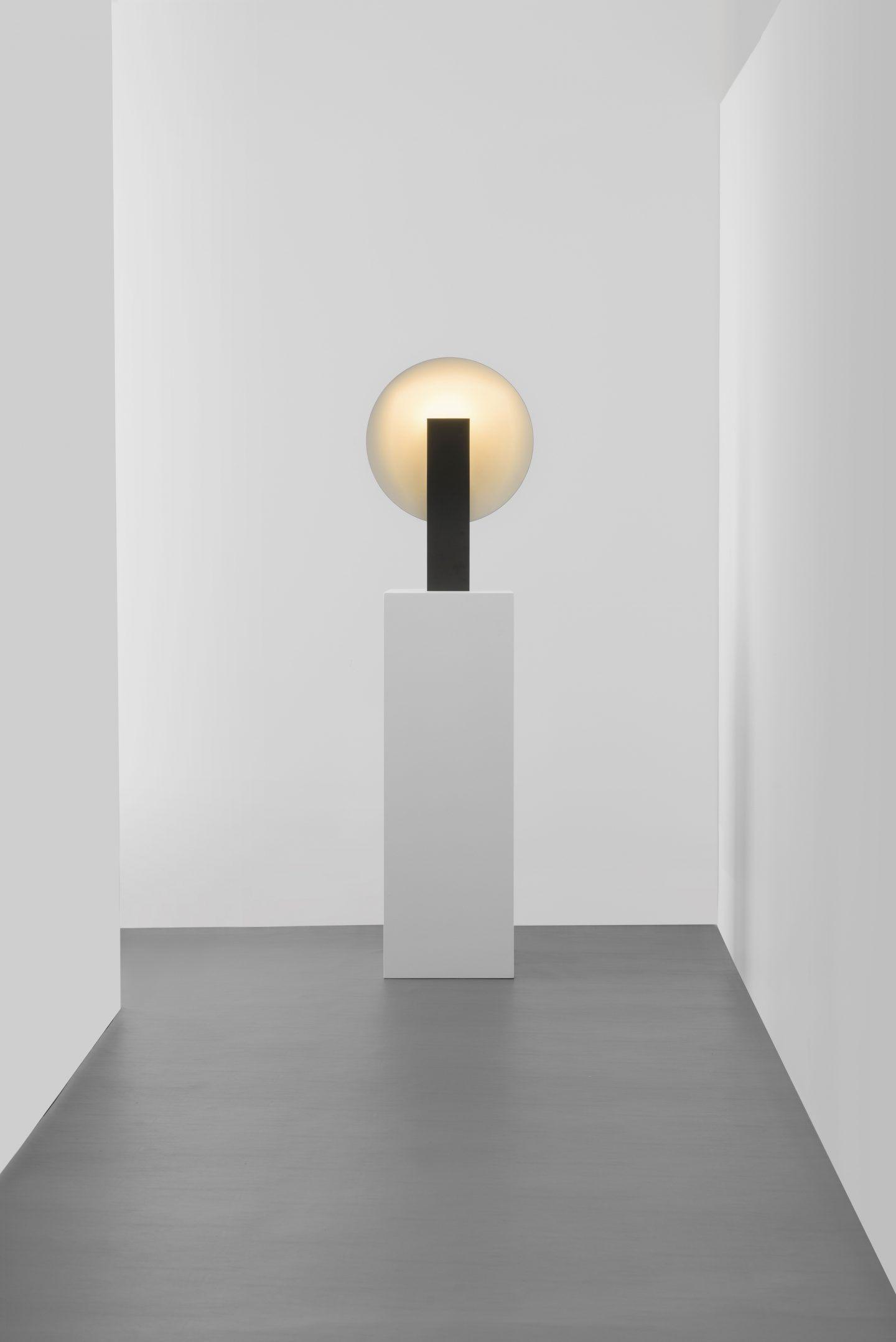 Orbe Table Lamp | Metal & Iron | Black and Red