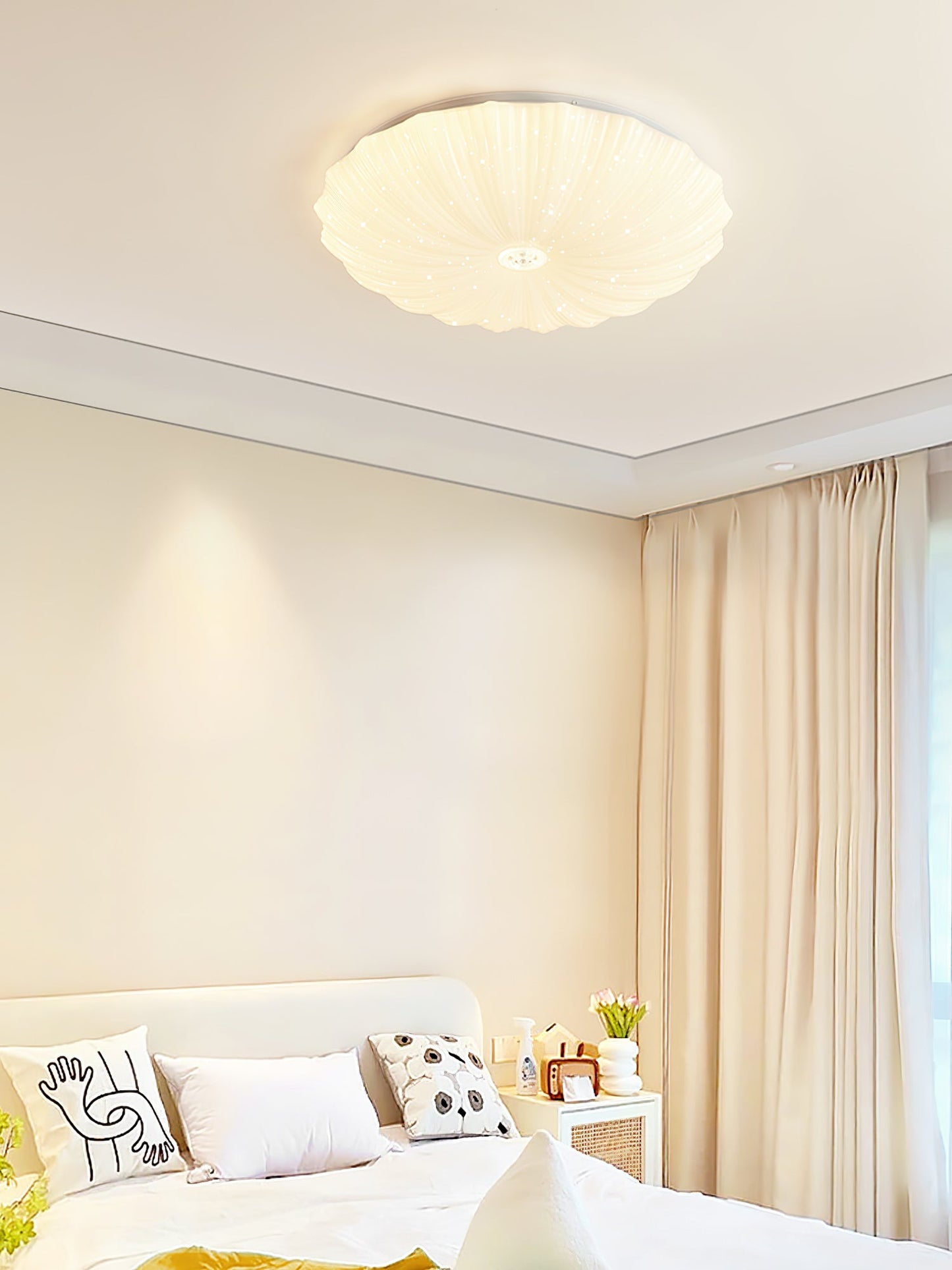 Acrylic Shell Ceiling Lamp | Metal & Acrylic | White