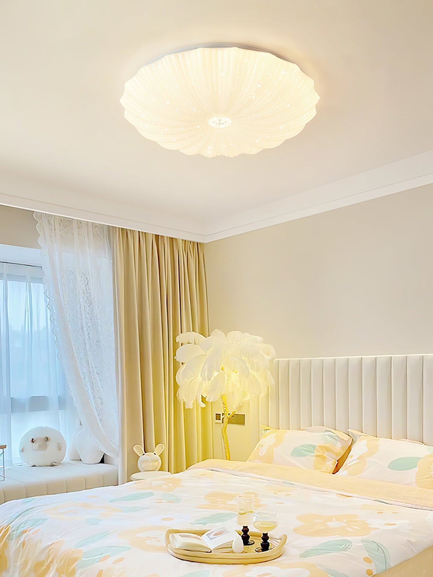 Acrylic Shell Ceiling Lamp | Metal & Acrylic | White