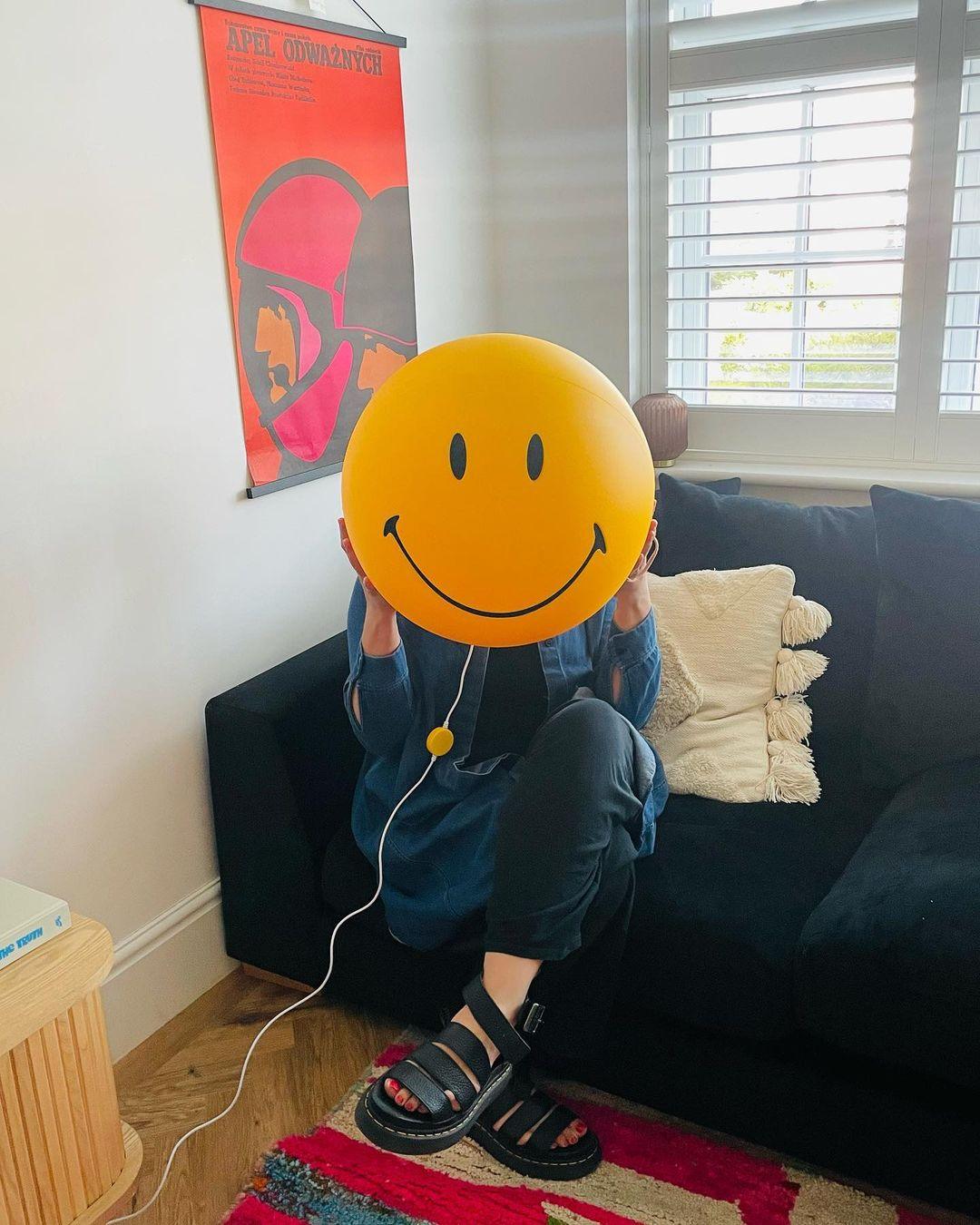 Smiling Rechargeable Table Lamp | Warm Yellow LED | 23cm Diameter