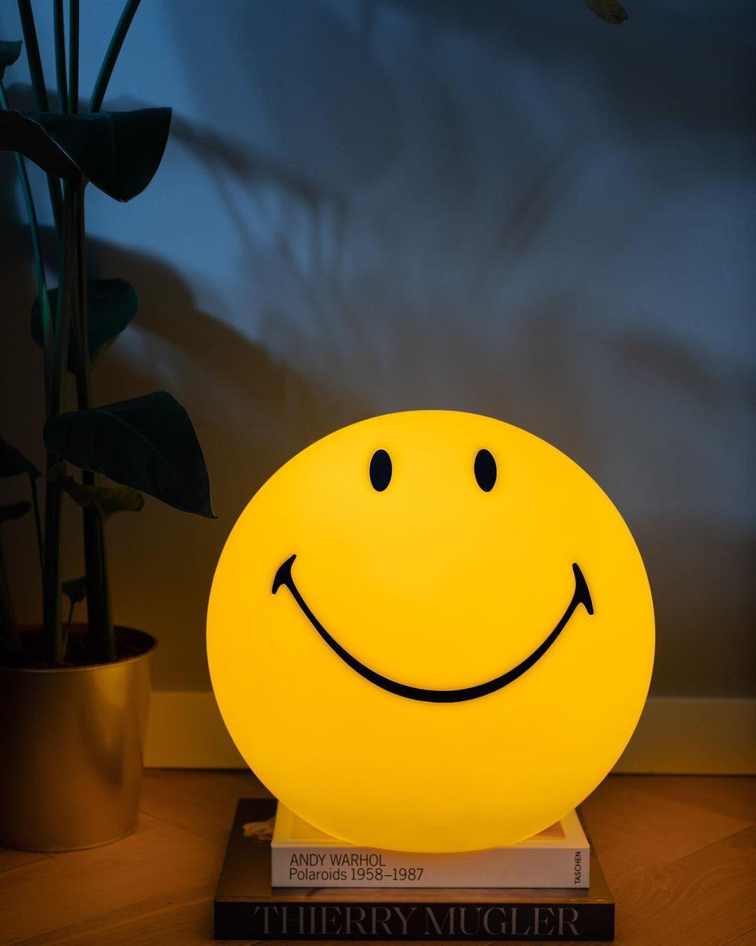 Smiling Rechargeable Table Lamp | Warm Yellow LED | 23cm Diameter