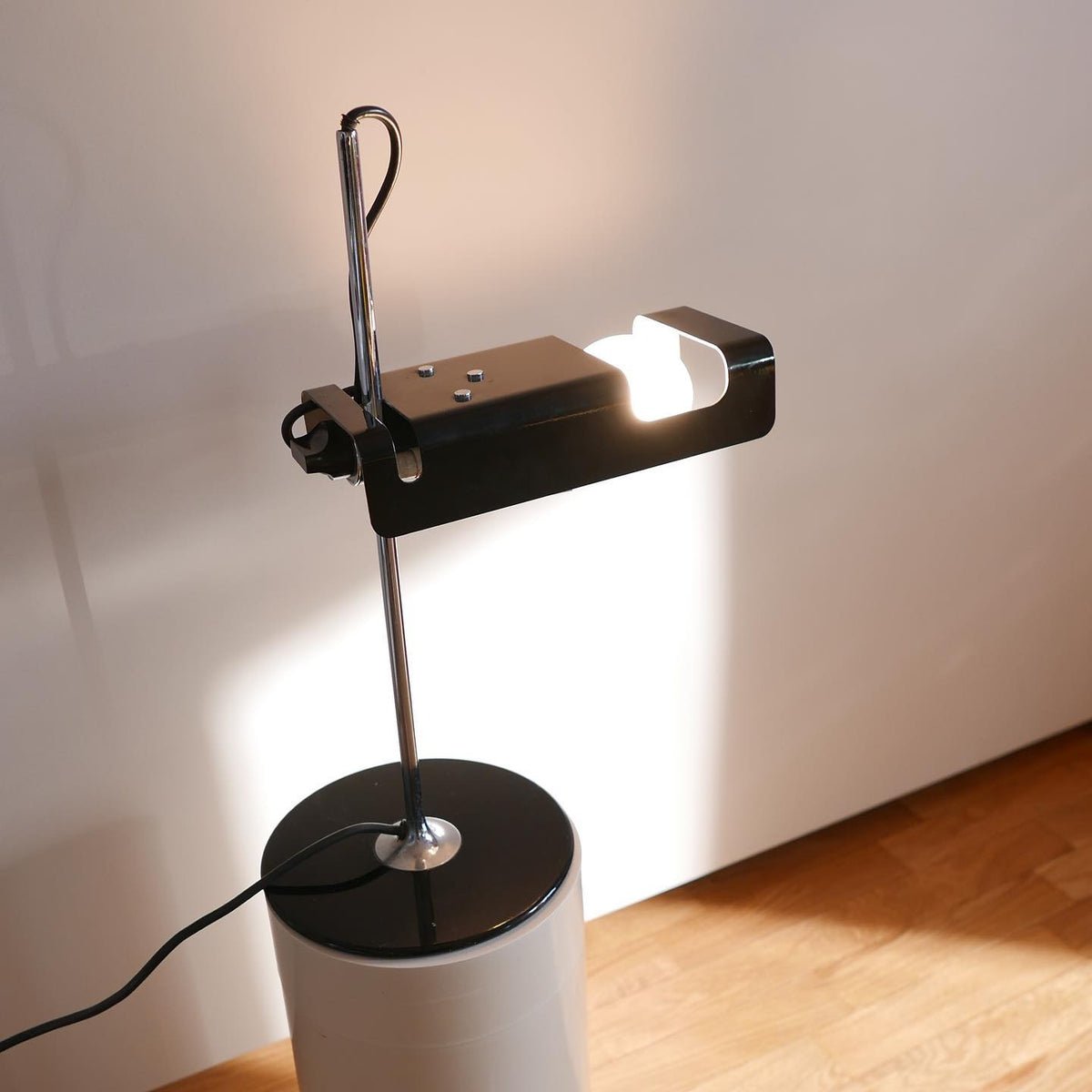 Spider Table Lamp | Metal Enameled Finish | White or Black