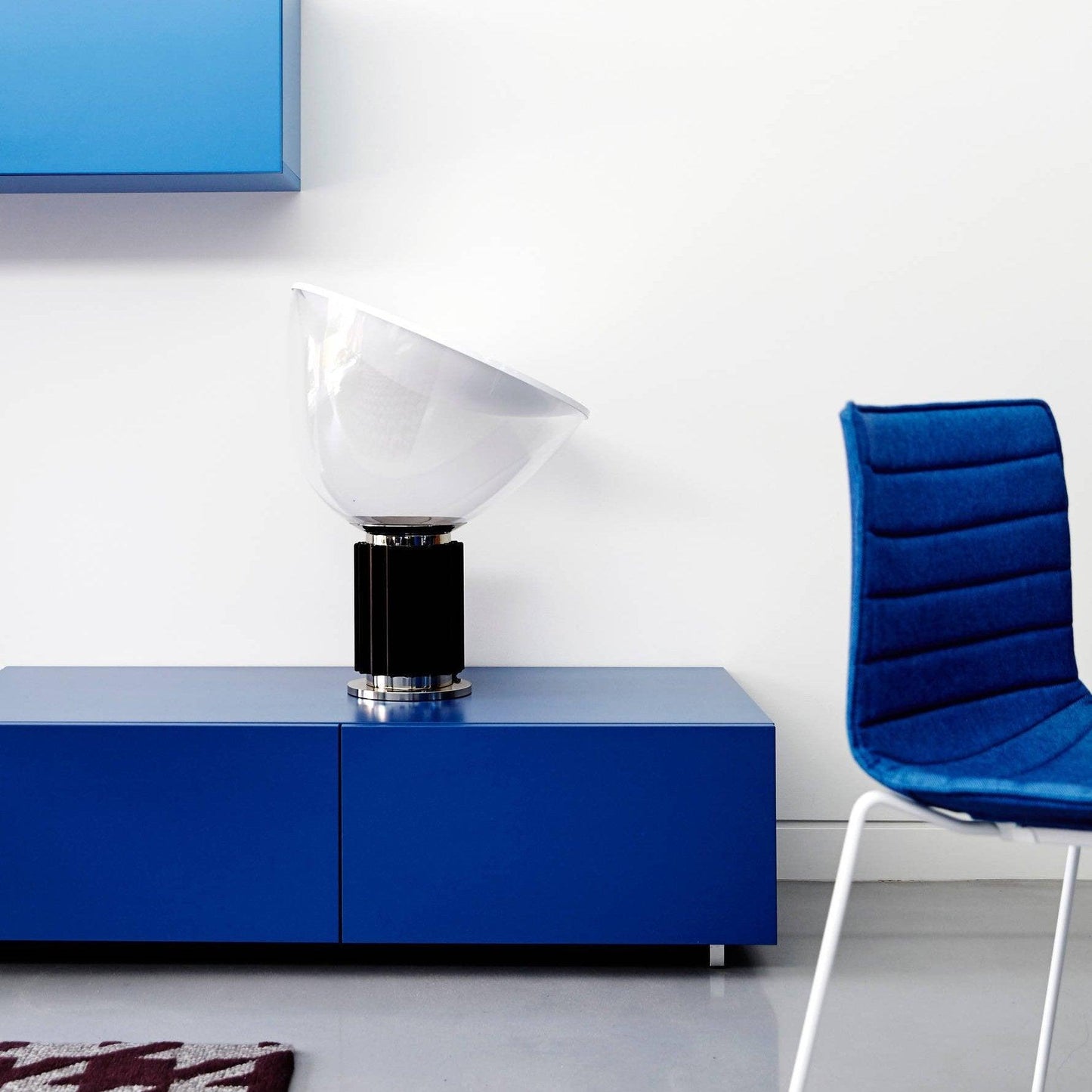 Radar Table Lamp | Glossy White Aluminum & Clear Glass | Adjustable Design