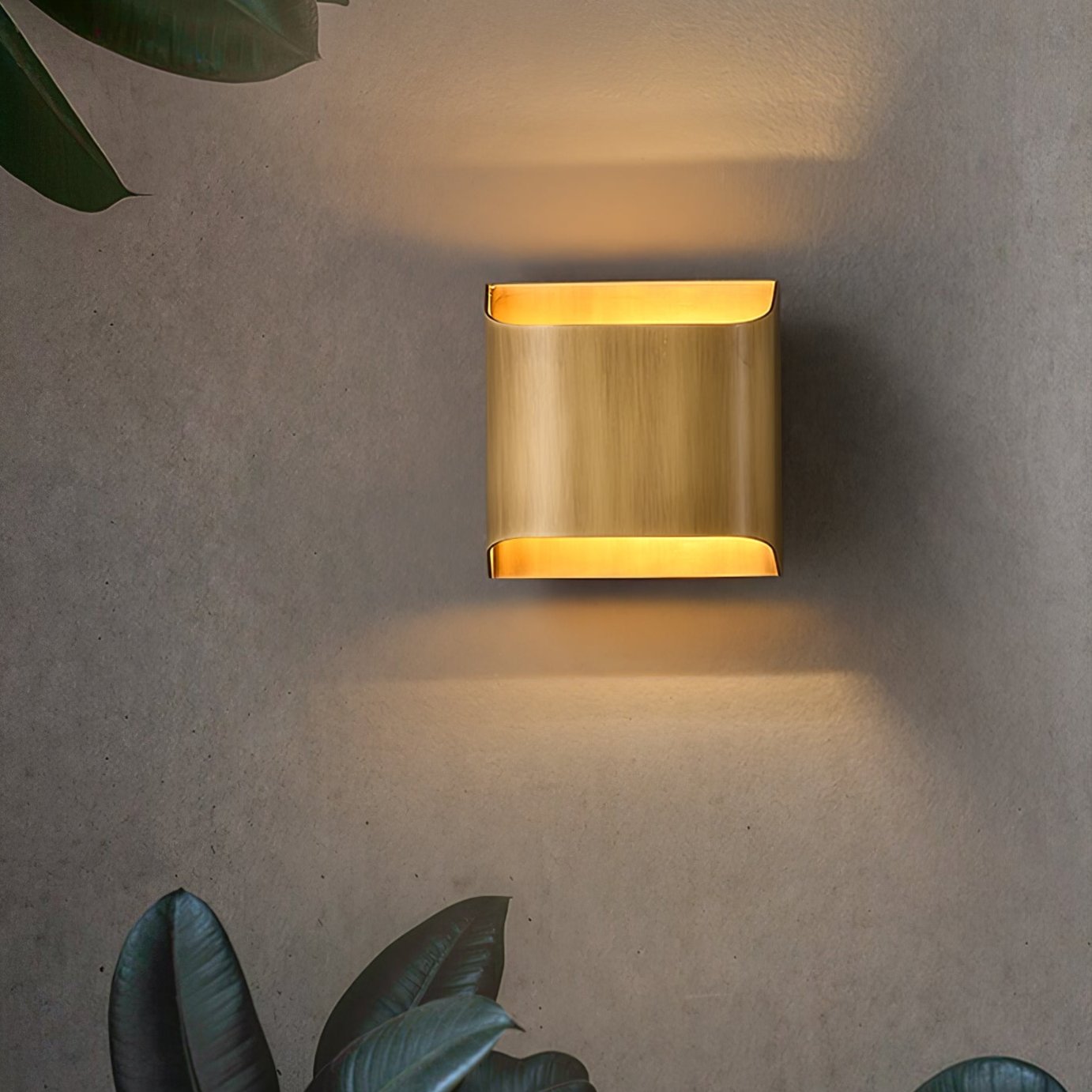 Brass Wall Lamp | Shiny Oil Varnish Finish | 25cm Diameter