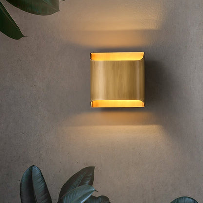 Brass Wall Lamp | Shiny Oil Varnish Finish | 25cm Diameter