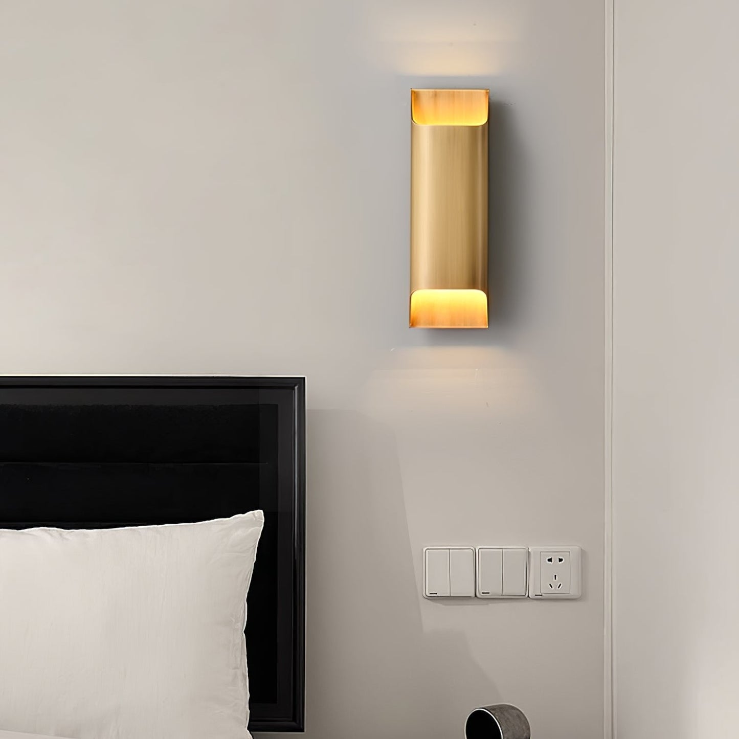 Brass Wall Lamp | Shiny Oil Varnish Finish | 25cm Diameter