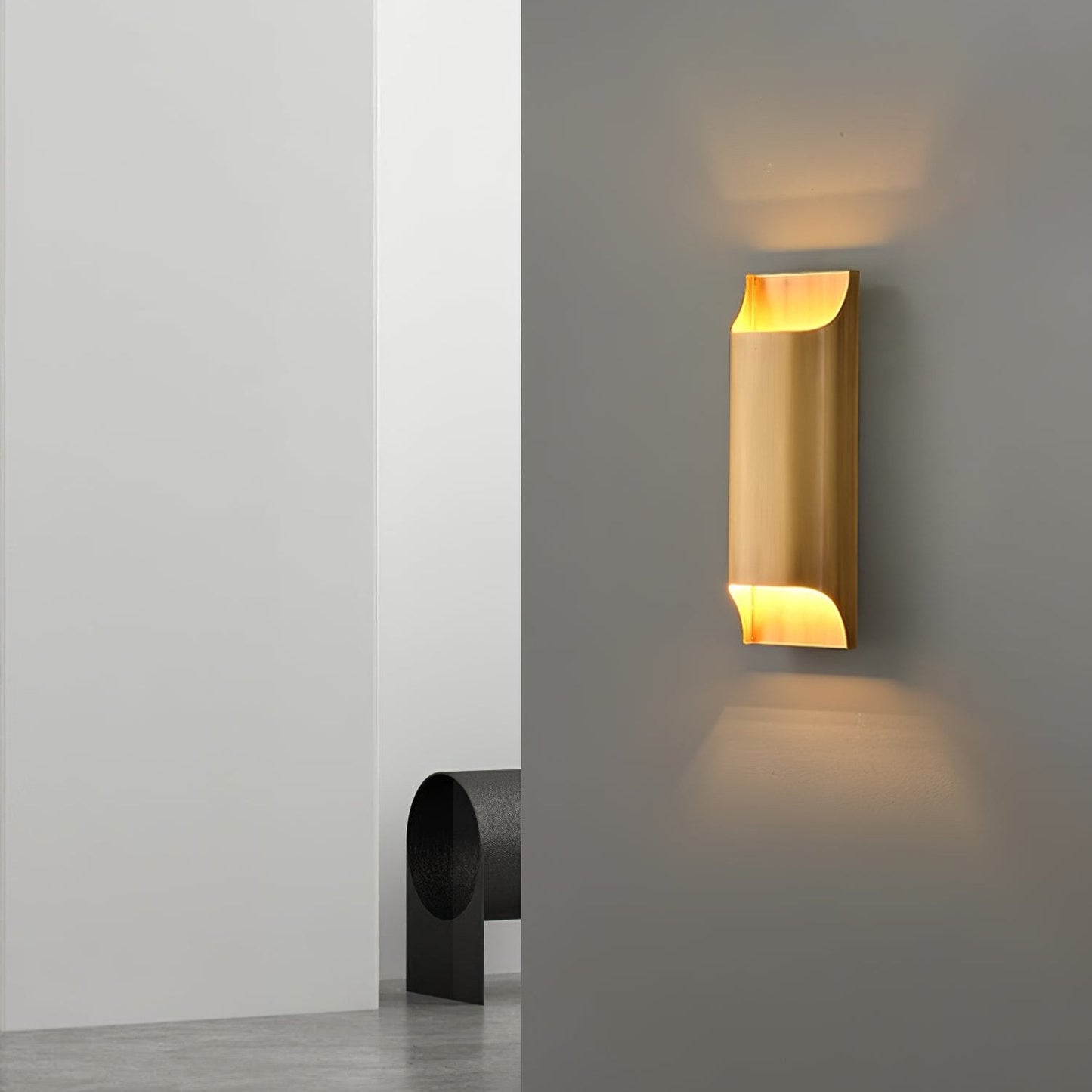 Brass Wall Lamp | Shiny Oil Varnish Finish | 25cm Diameter
