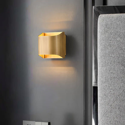 Brass Wall Lamp | Shiny Oil Varnish Finish | 25cm Diameter