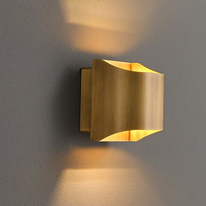 Brass Wall Lamp | Shiny Oil Varnish Finish | 25cm Diameter