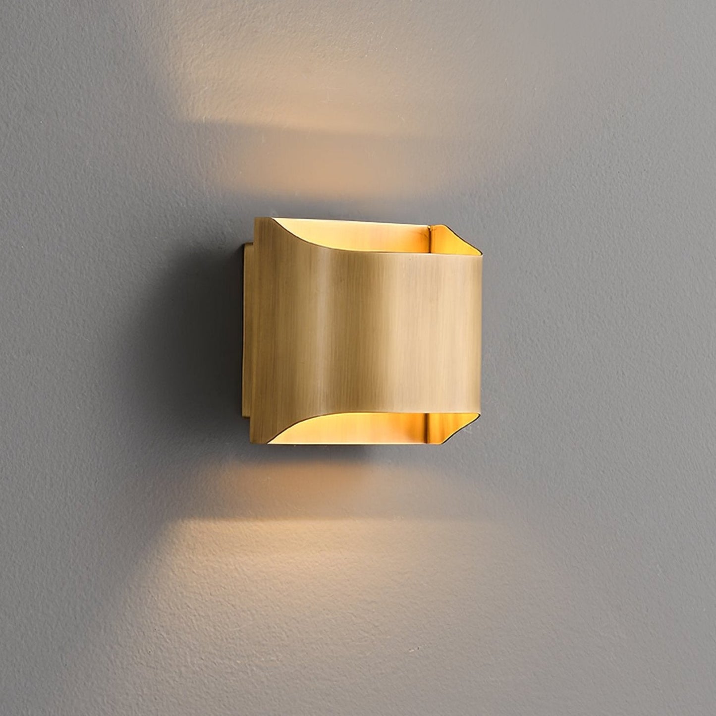 Brass Wall Lamp | Shiny Oil Varnish Finish | 25cm Diameter