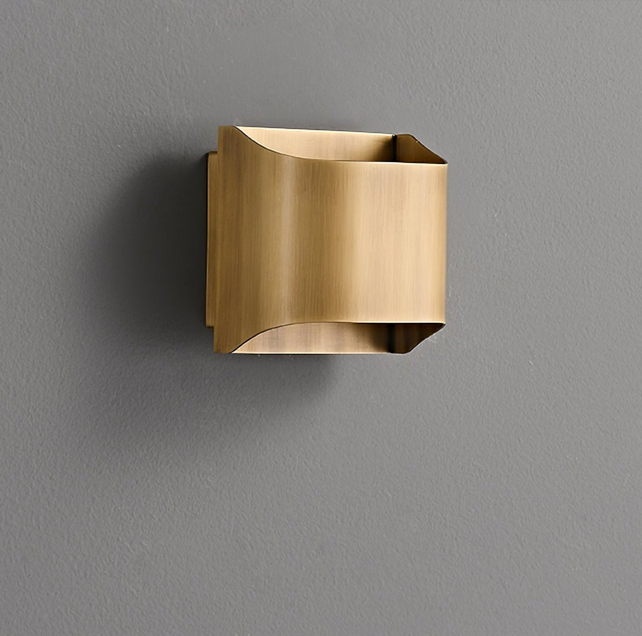 Brass Wall Lamp | Shiny Oil Varnish Finish | 25cm Diameter