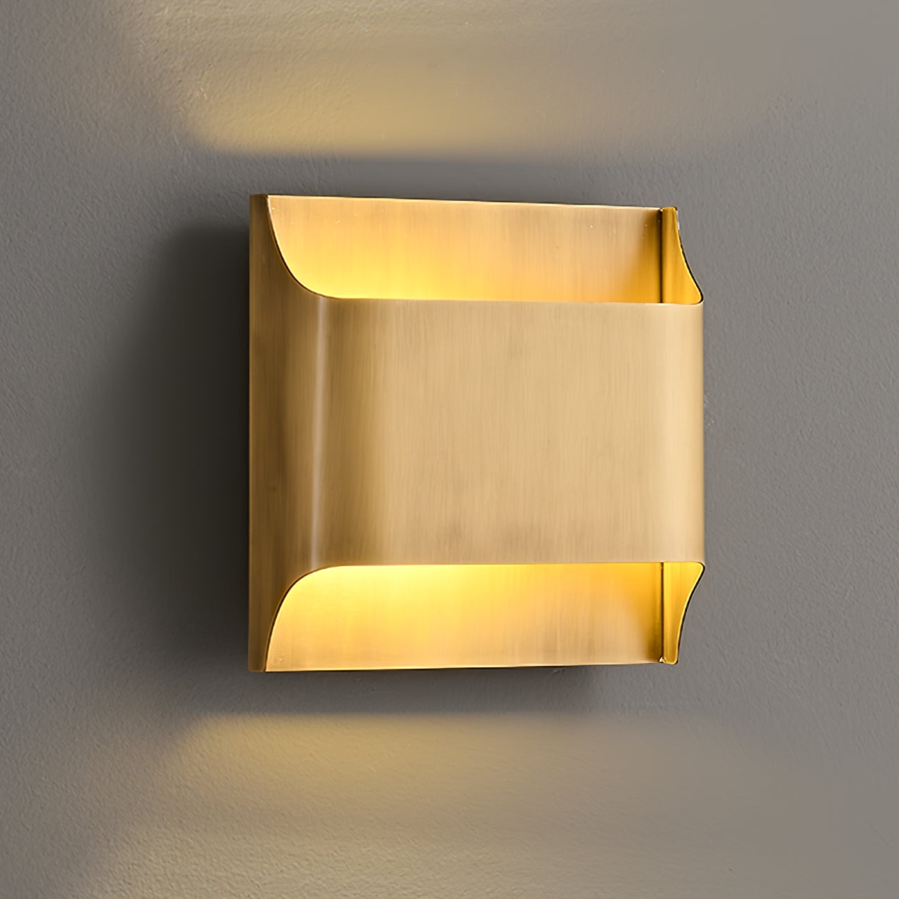 Brass Wall Lamp | Shiny Oil Varnish Finish | 25cm Diameter