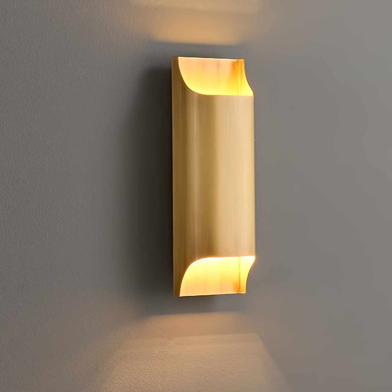 Brass Wall Lamp | Shiny Oil Varnish Finish | 25cm Diameter