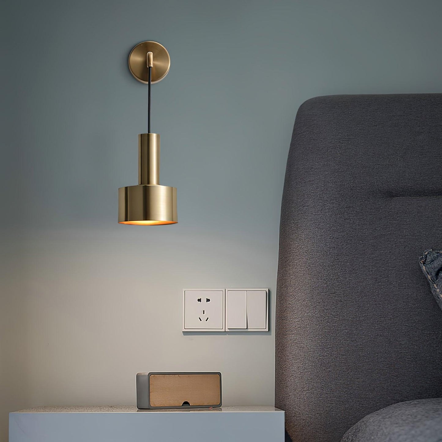 Arne Wall Light | Metal & Brass | Gold & Black